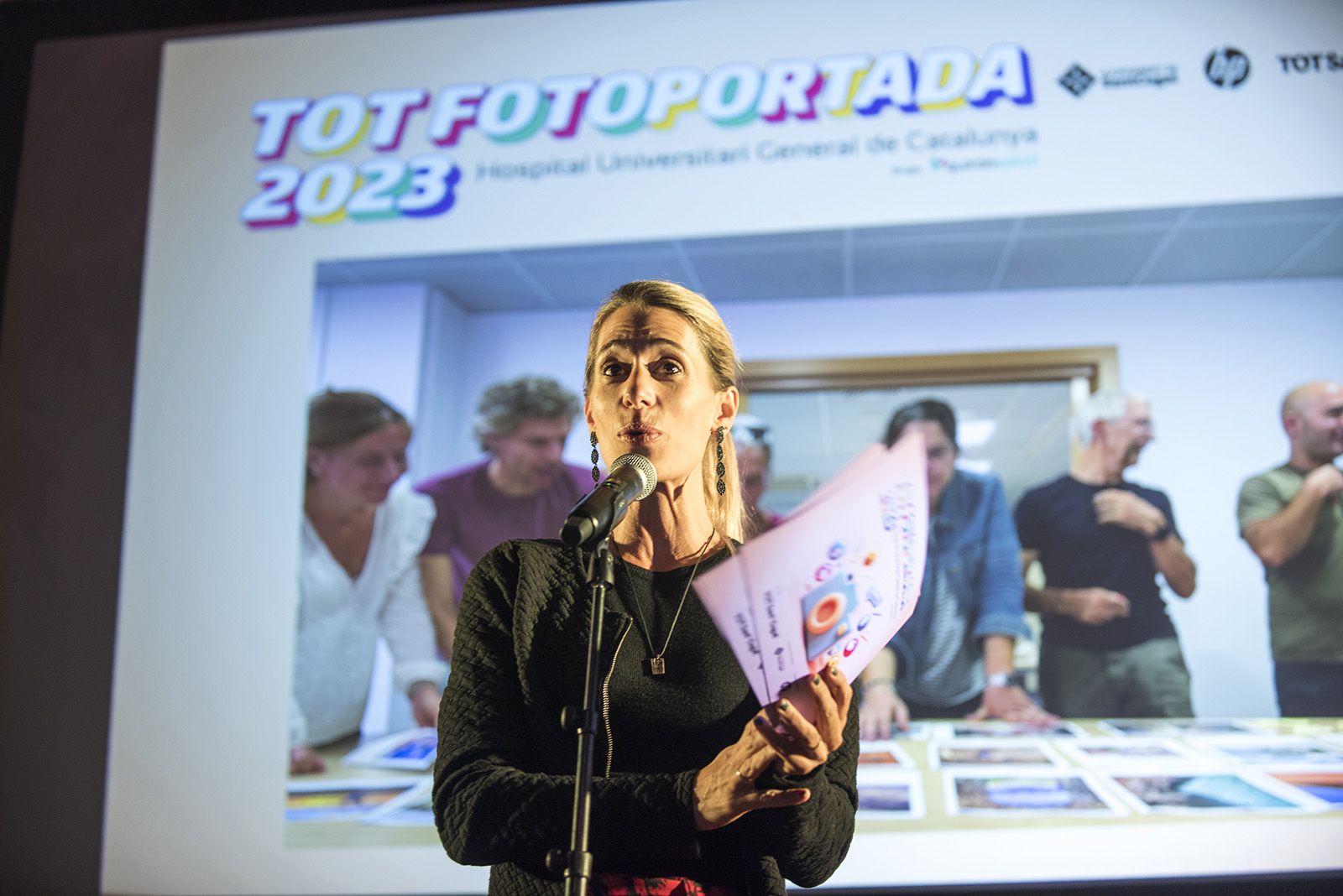 Laura Grau presentadora de l'acta de premis del Tot Fotoportada 2023. FOTO: Bernat Millet.