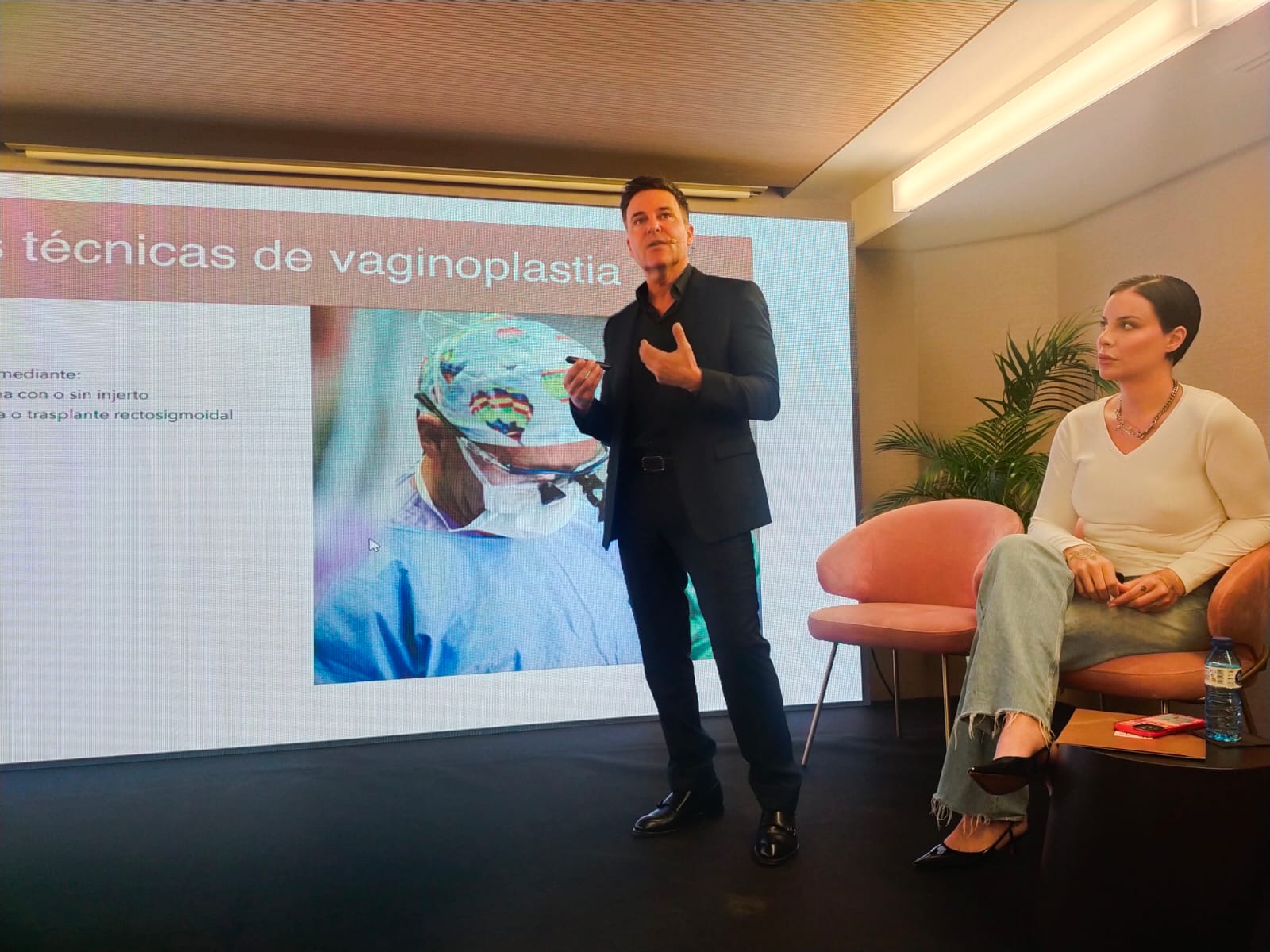 El cirurgià Ivan Mañero, juntament amb Jedet Izquierdo, explicant el canvi de tendències en el perfil i de les tècniques utilitzades en la cirurgia d'afirmació de canvi de sexe. FOTO: Nielo Ballart