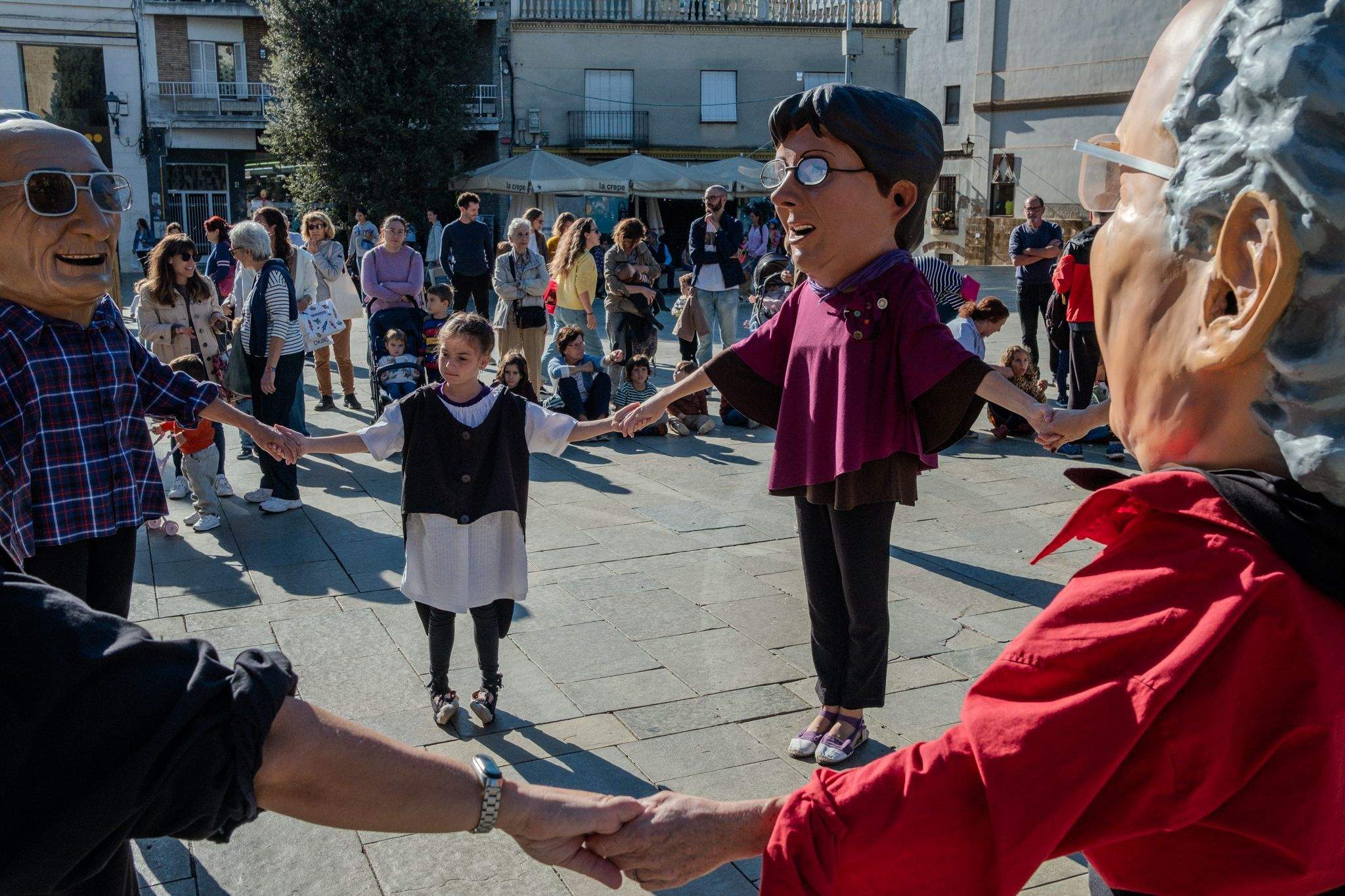 La dansa i el ball han estat els protagonistes de la jornada matinal de la Festa de la Tardor a la Plaça Octavià. FOTO: Ale Gómez