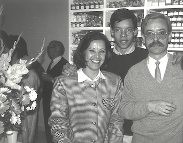 Andreu Garrell i Pepi Hélices, amb un dels seus fills, en la inauguració de La Bombeta l'1 de desembre de 1990. FOTO: Cedida