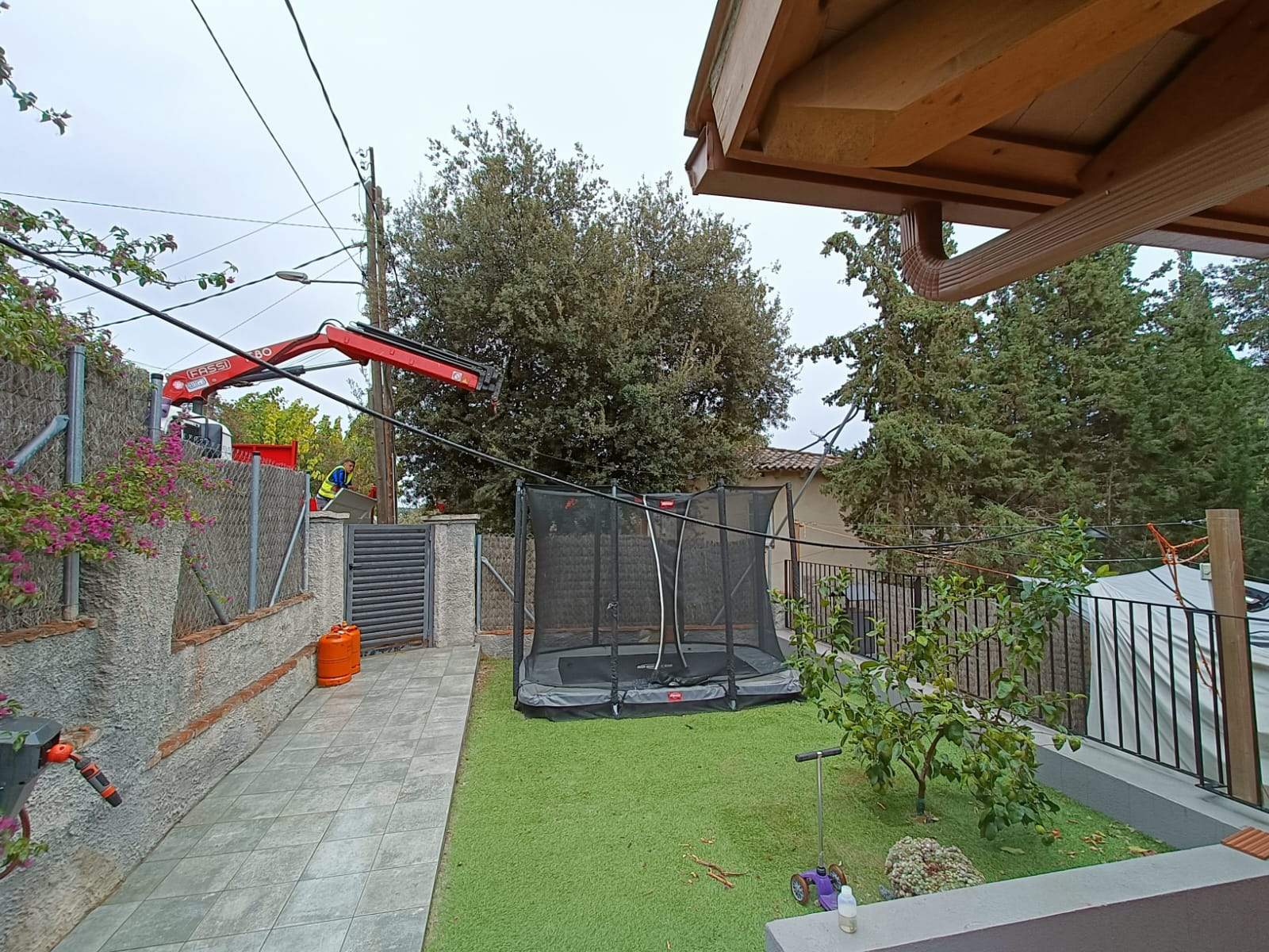 Els cables i els pals han quedat dins d'una casa FOTO: Cedida