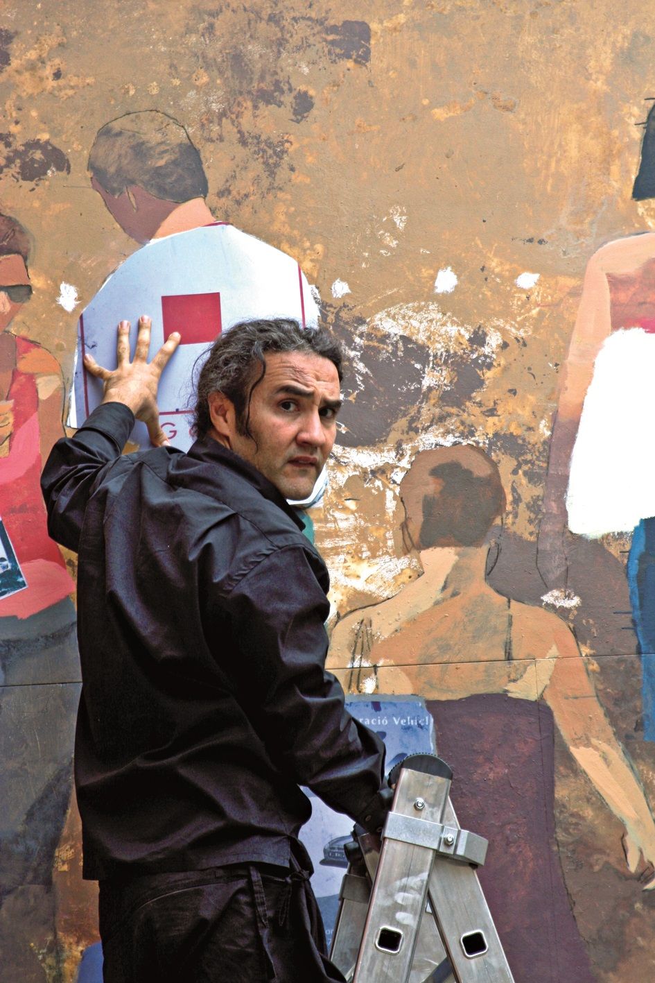 Miguel Olivares davant de la seva obra al carrer Sant Jordi. FOTO: Cedida