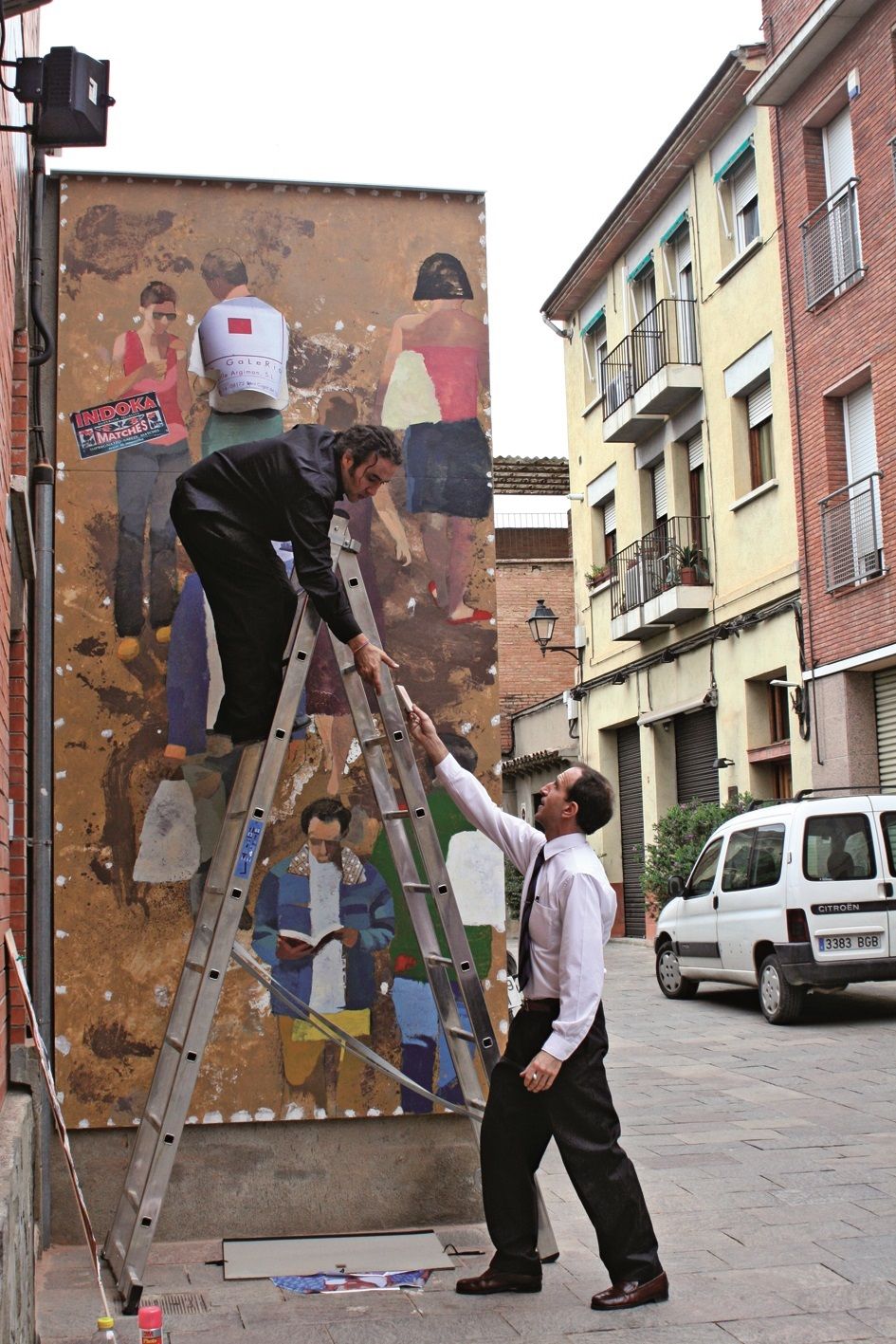 Miguel Olivares i Jordi Batlle davant del mural. 2008. FOTO: Cedida