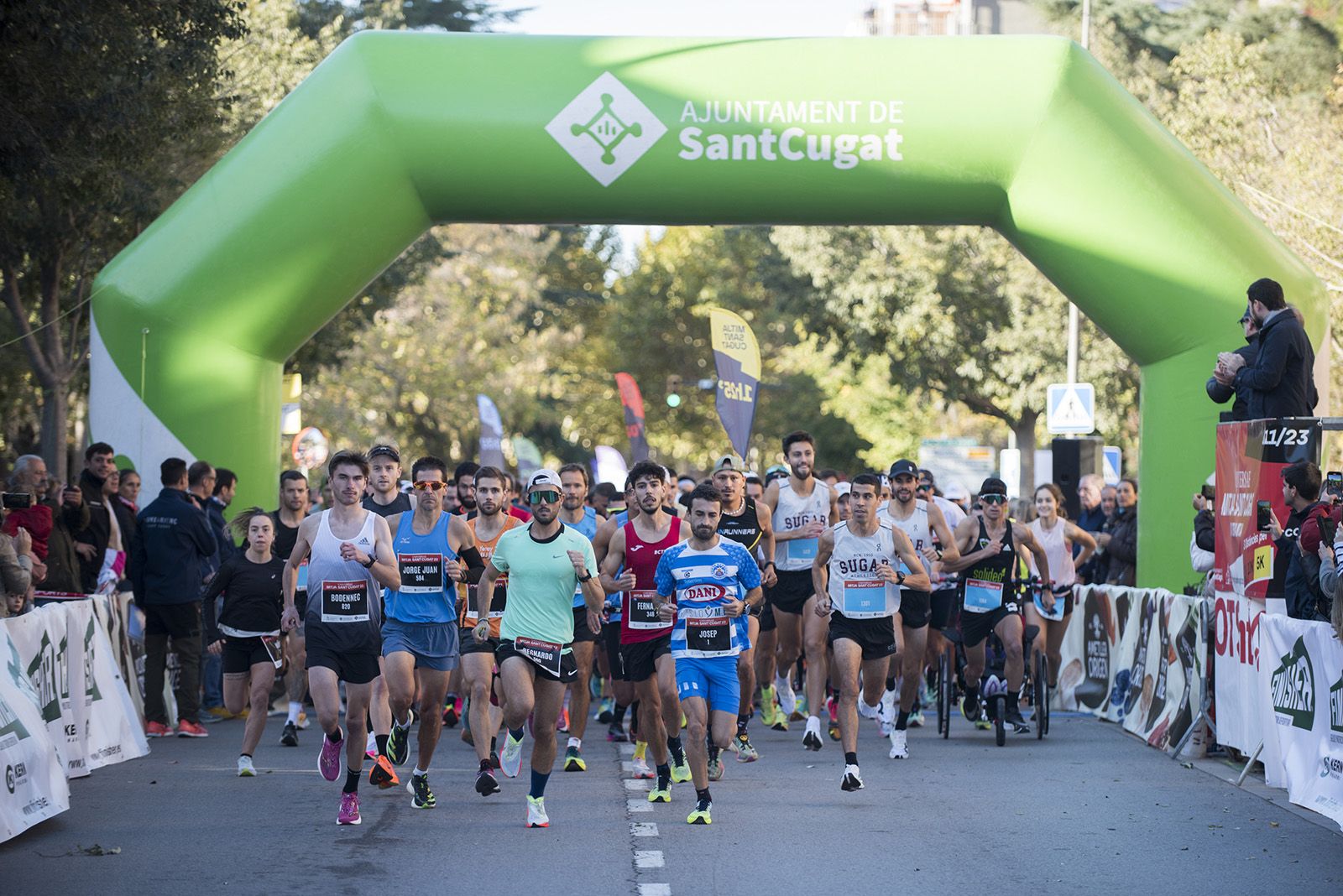 Sortida de la cursa de 21 i 10 quilòmetres de la 37a Mitja Marató de Sant Cugat. FOTO: Bernat Millet