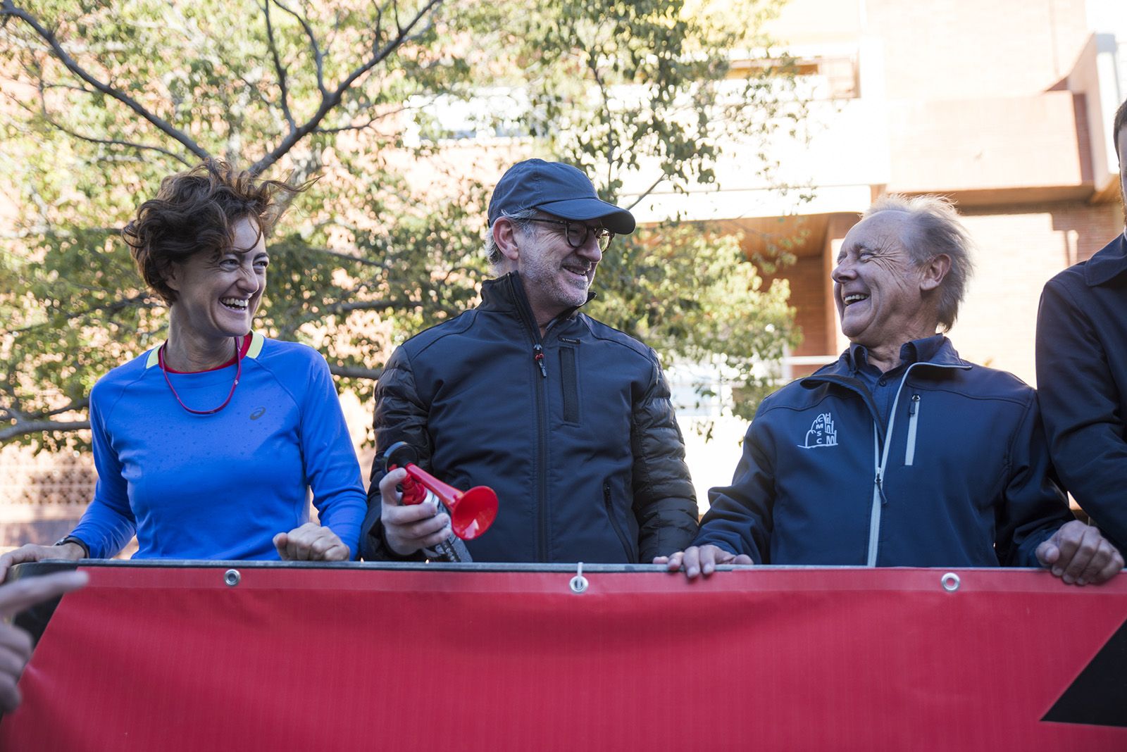 Núria Escamilla, regidora d'Esports, Josep Maria Vallès, alcalde de Sant Cugat, i Joan Bel, president del Club Muntanyenc Sant Cugat, en la 37a Mitja Marató de Sant Cugat. FOTO: Bernat Millet.