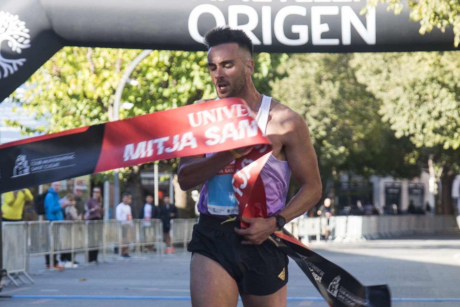 Adrià Marín ha estat el vencedor de la cursa de 5 quilòmetres de la 37a Mitja Marató de Sant Cugat. FOTO: Bernat Millet.