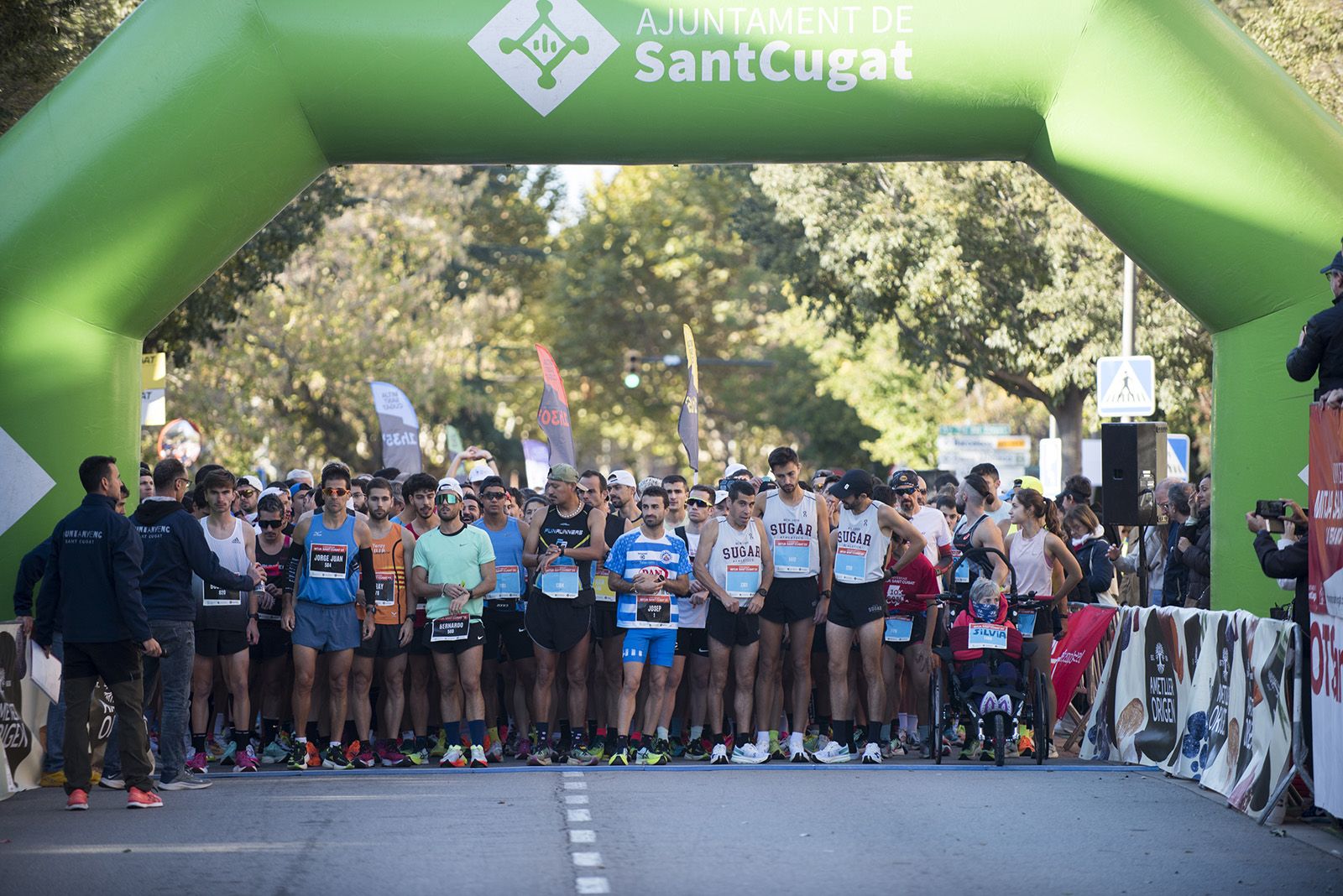 Sortida de la cursa de 21 i 10 quilòmetres de la 37a Mitja Marató de Sant Cugat. FOTO: Bernat Millet