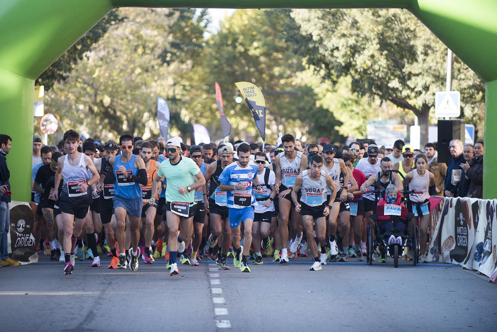 Sortida de la cursa de 21 i 10 quilòmetres de la 37a Mitja Marató de Sant Cugat. FOTO: Bernat Millet