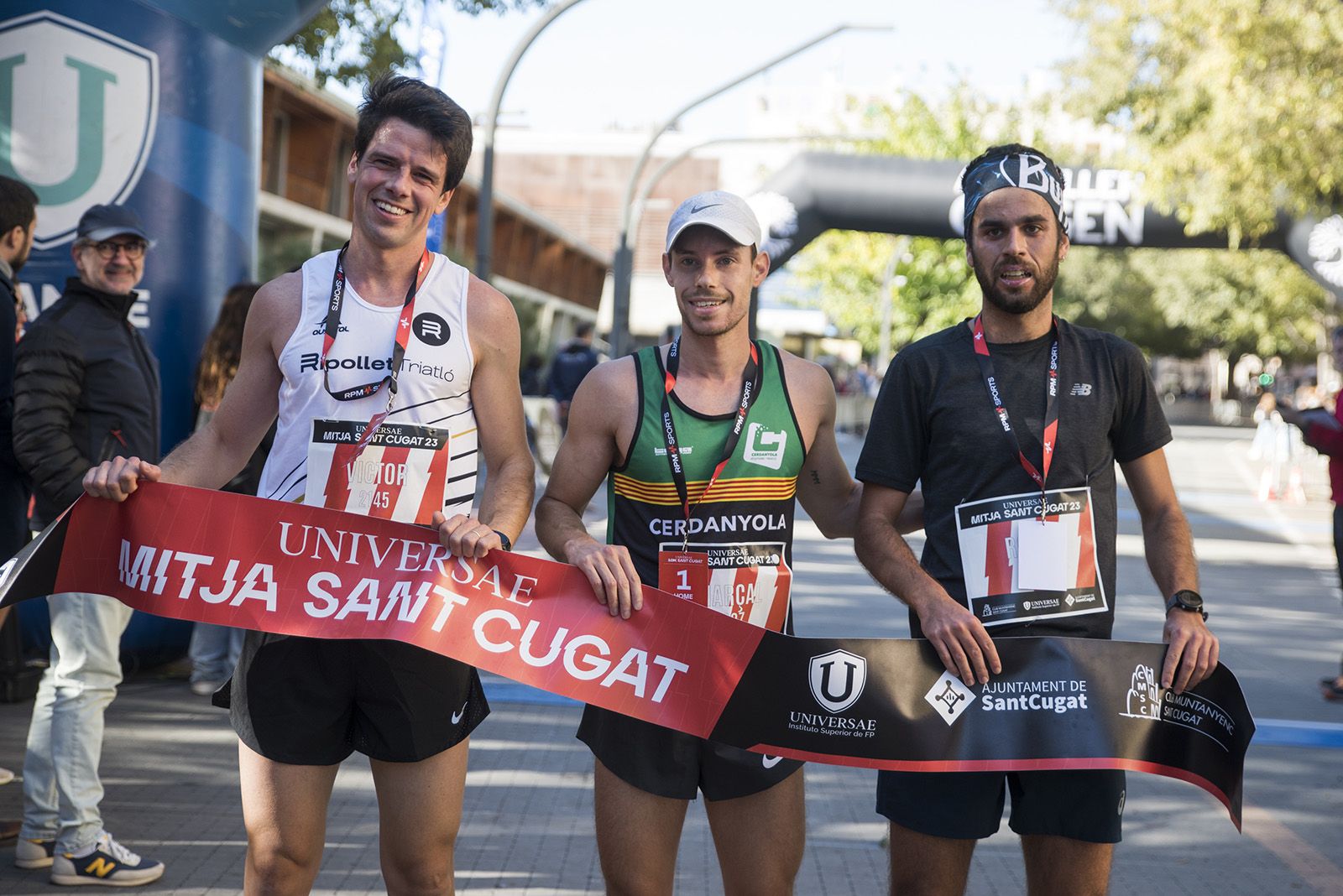 Victor Ferrús (segon), Marçal Rosés (primer) i Roger Andreu (tercer), d'esquerra a dreta, van ser el podi de la cursa de 10 quilòmetres de la 37a Mitja Marató de Sant Cugat. FOTO: Bernat Millet