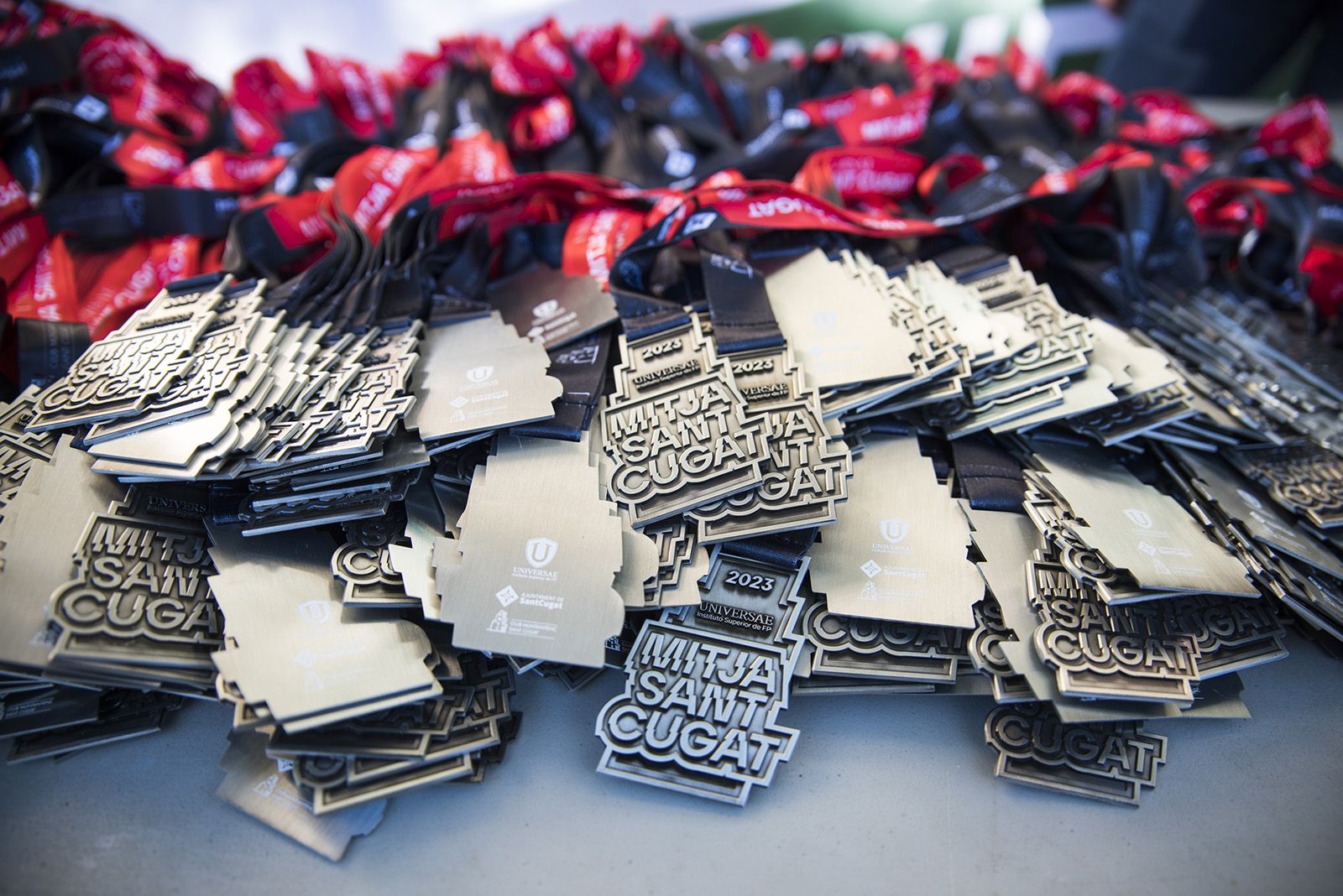 Tots els participants que van acabar la cursa van rebre una medalla durant la 37a Mitja Marató de Sant Cugat. FOTO: Bernat Millet