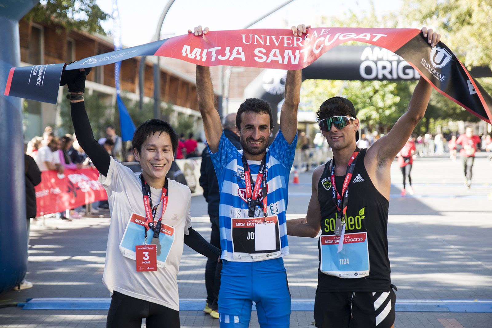 Kenta Matsumoto (tercer), Pepe Díaz (primer) i Marc Guardia (segon), d'esquerra a dreta, van ser el podi de la 37a Mitja Marató de Sant Cugat. FOTO: Bernat Millet