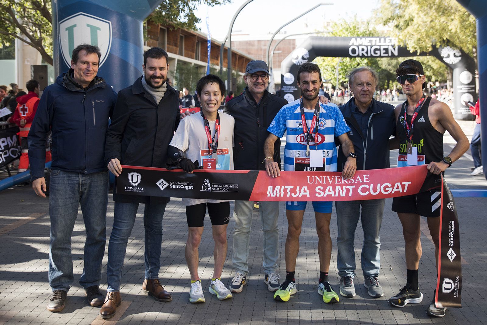 El regidor Francesc Duch, el tinent alcalde Bernat Picornell, l'alcalde, Josep Maria Vallès, i el president del Club Muntanyenc Sant Cugat, Joan Bel, d'esquerra a dreta, amb el podi de la 37a Mitja Marató de Sant Cugat. FOTO: Bernat Millet.