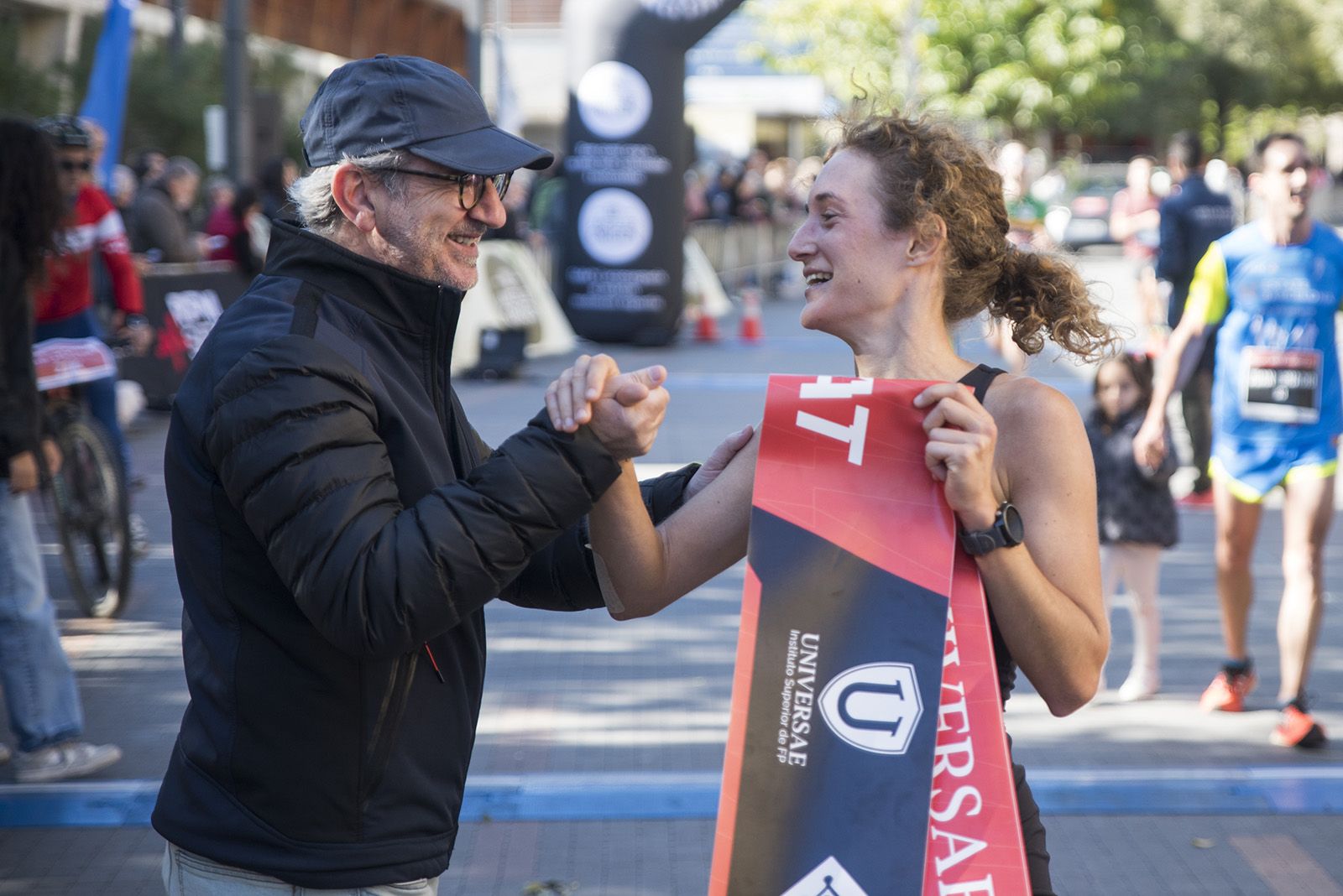 L'alcalde de Sant Cugat, Josep Maria Vallès, amb Clàudia Bigas, guanyadora de la 37a Mitja Marató deSant Cugat. FOTO: Bernat Millet.
