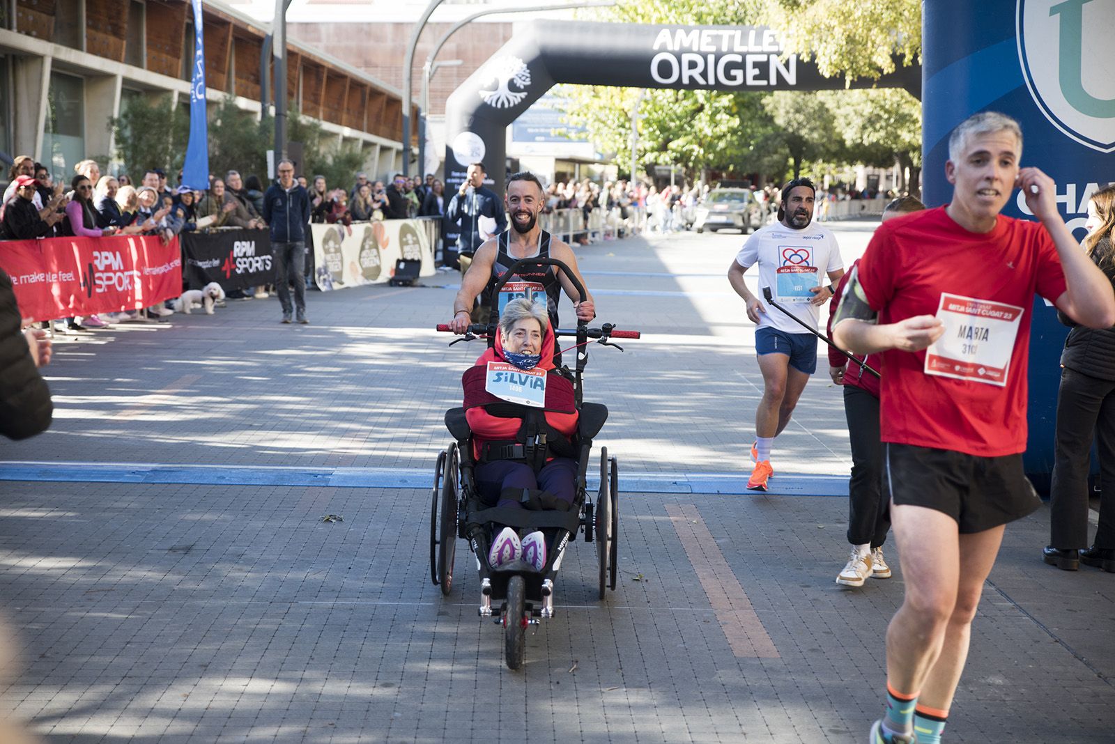 Tots els participants que van acabar la cursa van rebre una medalla durant la 37a Mitja Marató de Sant Cugat. FOTO: Bernat Millet