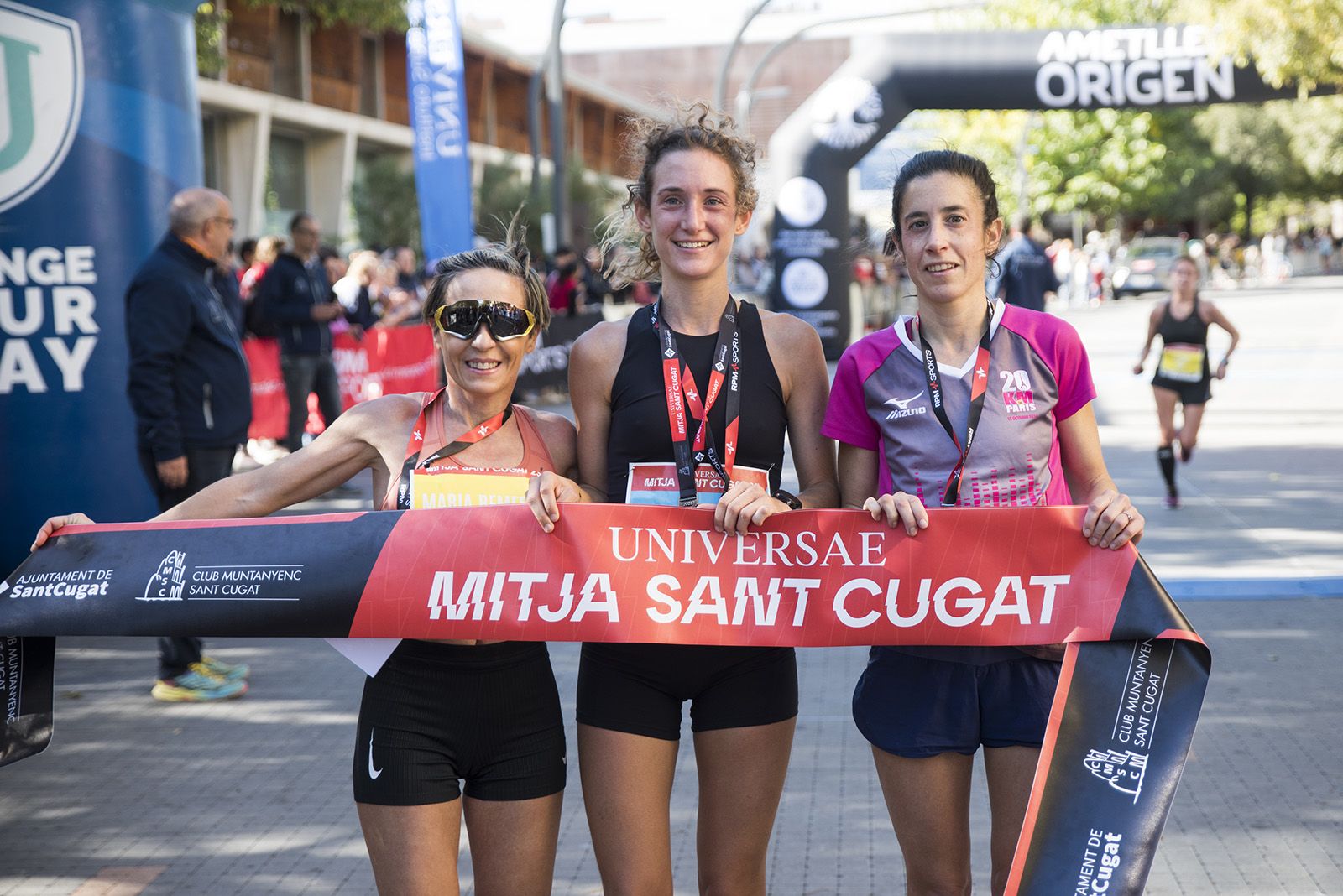 Maria Remedios Carrasco (tercera), Clàudia Bigas (primera) i Laura Bel (segona), podi de la 37a Mitja Marató de Sant Cugat. FOTO: Bernat Millet.