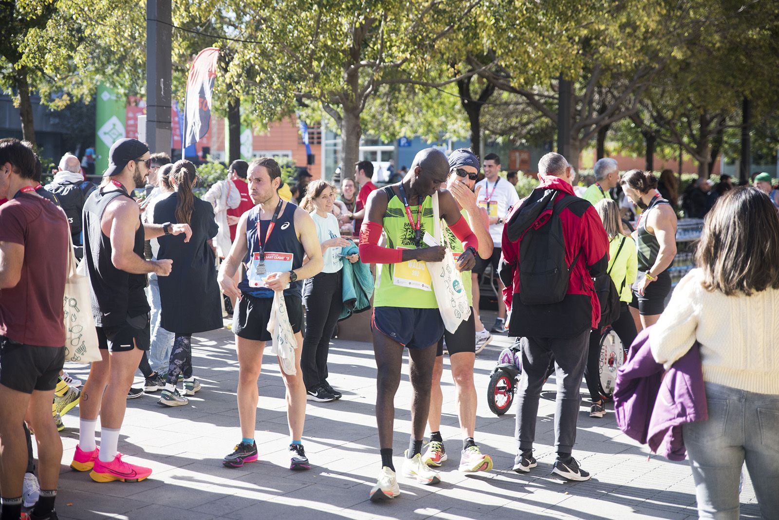 Tots els participants que van acabar la cursa van rebre una medalla durant la 37a Mitja Marató de Sant Cugat. FOTO: Bernat Millet