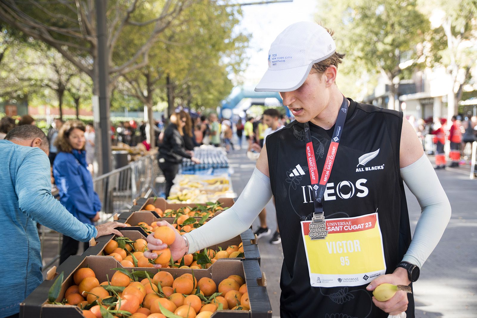 Tots els participants que van acabar la cursa van rebre una medalla durant la 37a Mitja Marató de Sant Cugat. FOTO: Bernat Millet