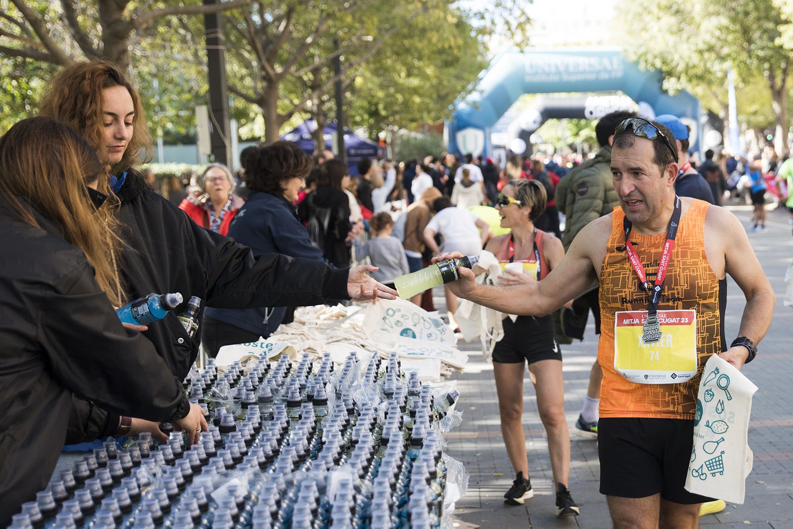 Tots els participants que van acabar la cursa van rebre una medalla durant la 37a Mitja Marató de Sant Cugat. FOTO: Bernat Millet