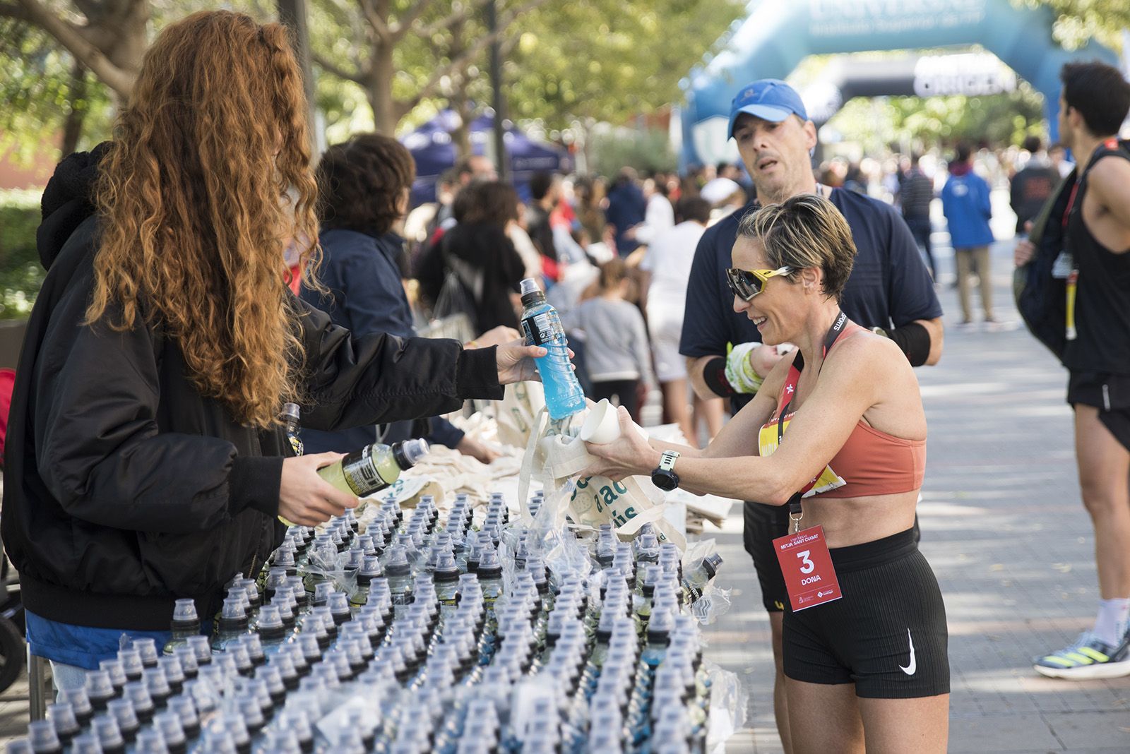 Tots els participants que van acabar la cursa van rebre una medalla durant la 37a Mitja Marató de Sant Cugat. FOTO: Bernat Millet