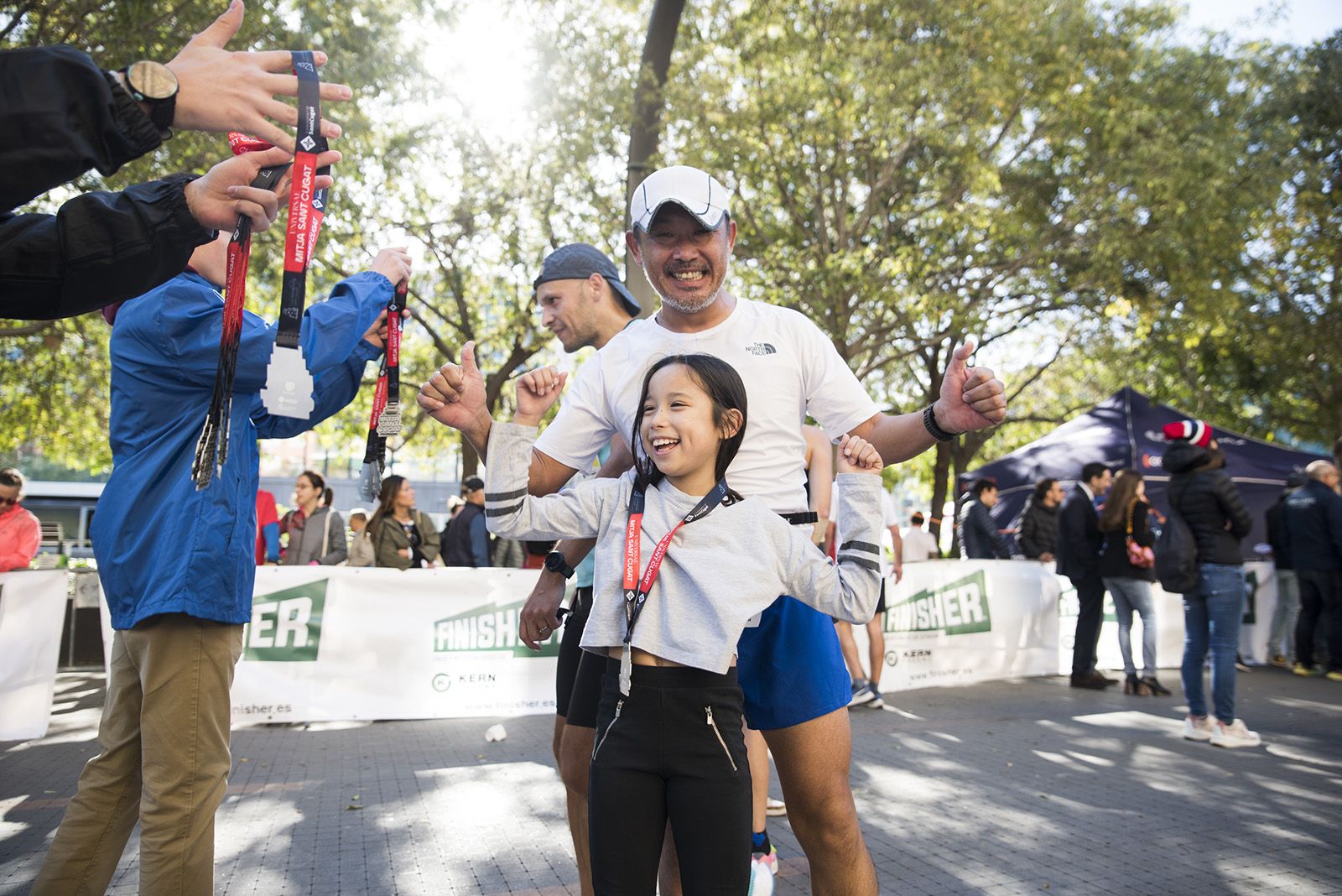 Tots els participants que van acabar la cursa van rebre una medalla durant la 37a Mitja Marató de Sant Cugat. FOTO: Bernat Millet