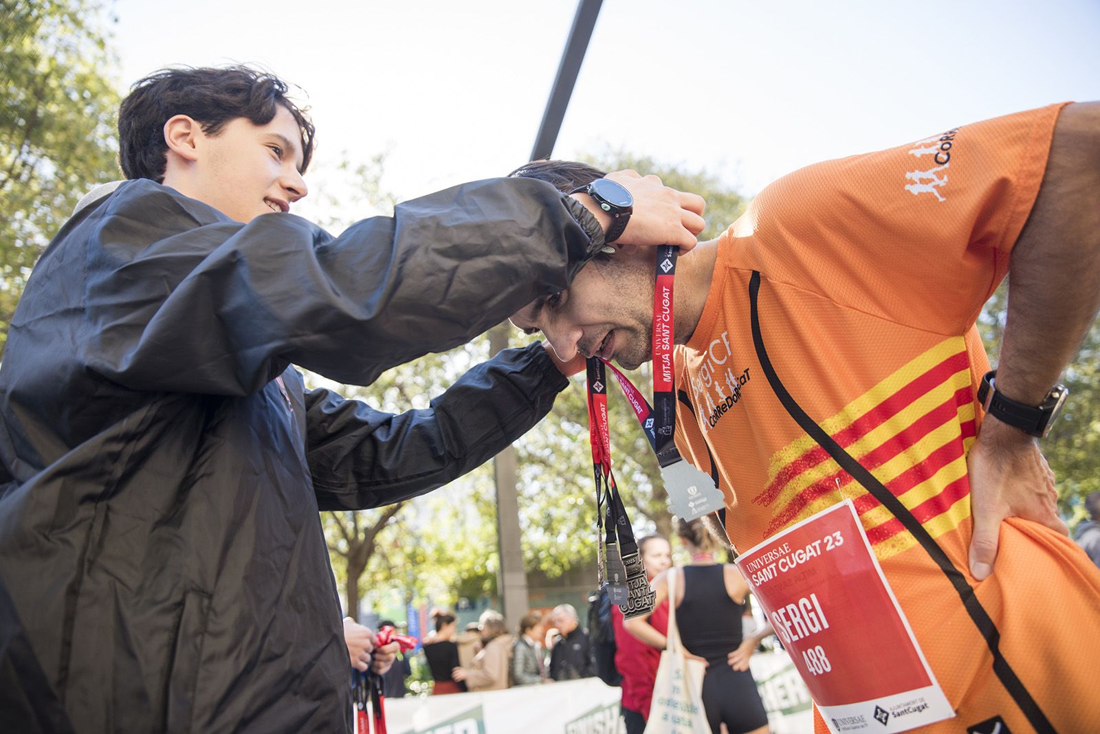 Tots els participants que van acabar la cursa van rebre una medalla durant la 37a Mitja Marató de Sant Cugat. FOTO: Bernat Millet