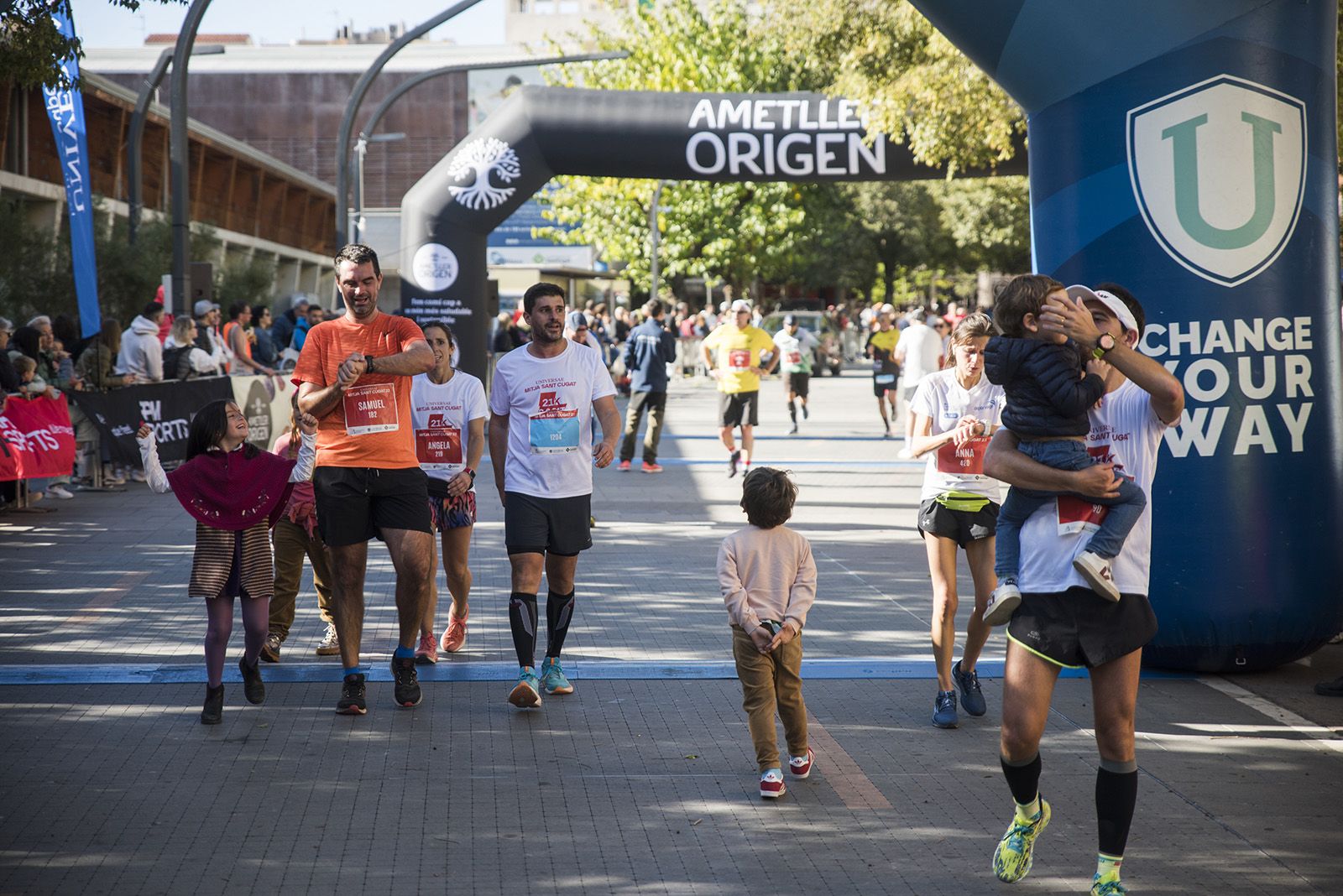 Tots els participants que van acabar la cursa van rebre una medalla durant la 37a Mitja Marató de Sant Cugat. FOTO: Bernat Millet