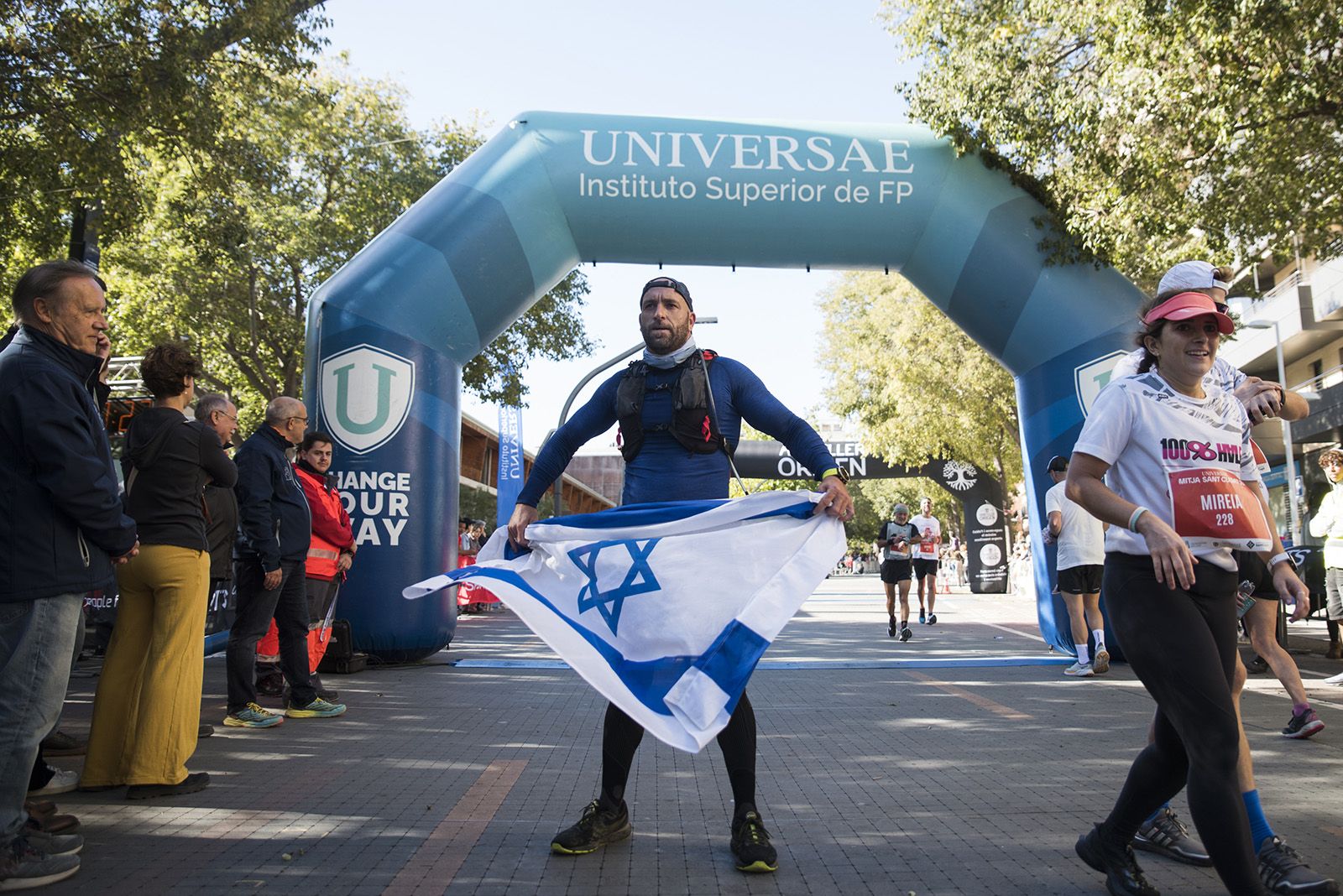 Tots els participants que van acabar la cursa van rebre una medalla durant la 37a Mitja Marató de Sant Cugat. FOTO: Bernat Millet