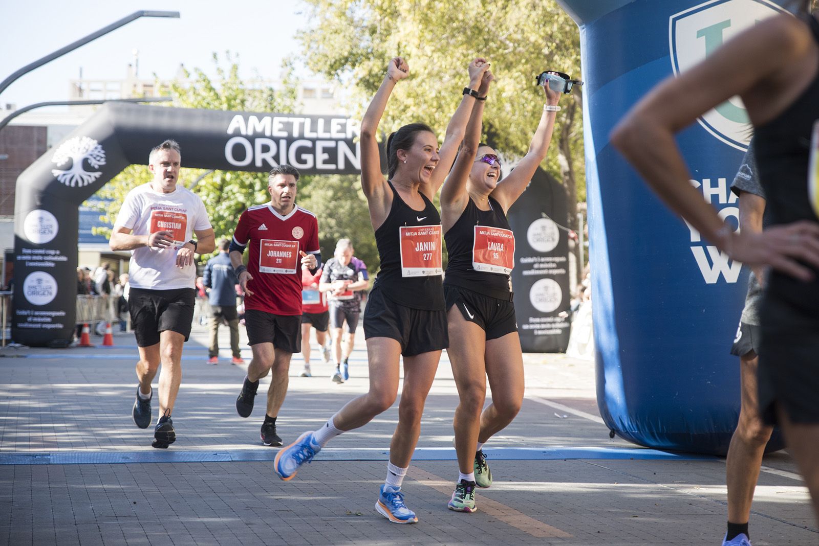 Tots els participants que van acabar la cursa van rebre una medalla durant la 37a Mitja Marató de Sant Cugat. FOTO: Bernat Millet