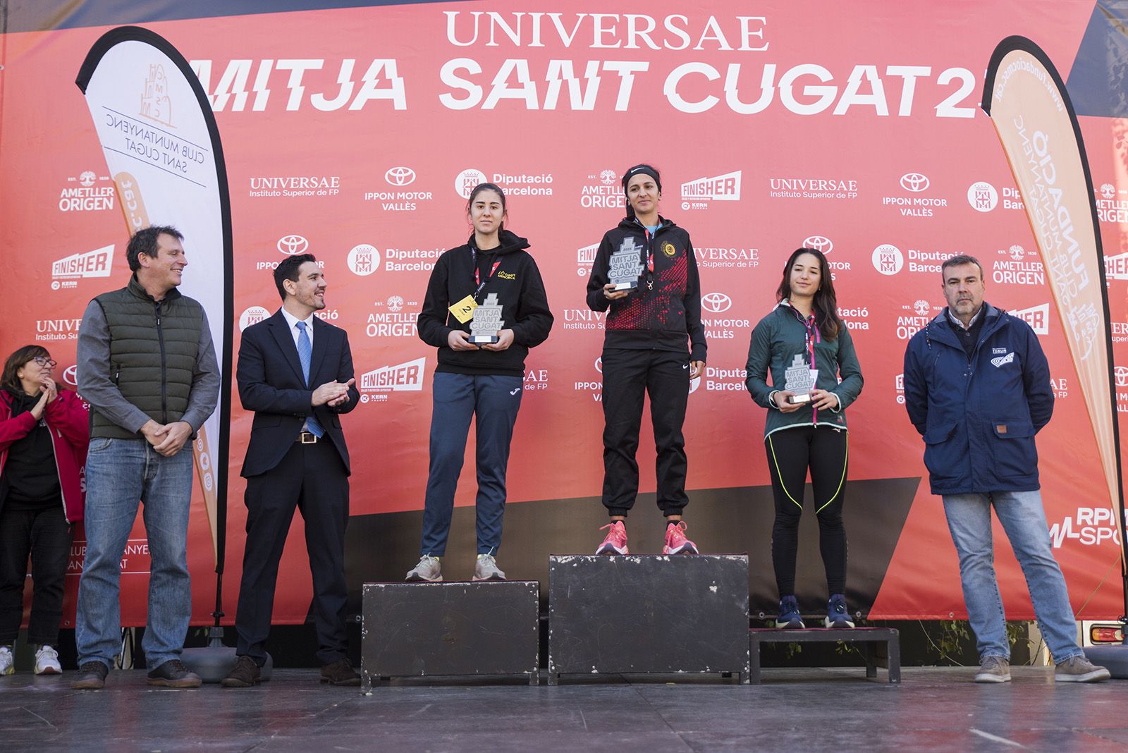 El podi femení de la cursa de 5 quilòmetres de la 37a Mitja Marató de Sant Cugat: Irene Perales (segona), Laura Sánchez (primera) i Victòria Andreou (tercera). FOTO: Bernat Millet