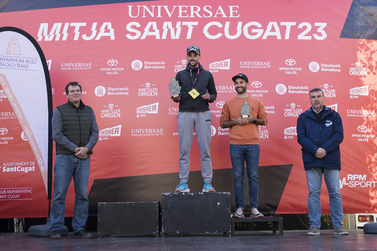El podi masculí de la cursa de 5 quilòmetres de la 37a Mitja Marató de Sant Cugat: Batiste Gelly (segon), Adrià Marín (primer) i Matías Carandell (tercer). FOTO: Bernat Millet