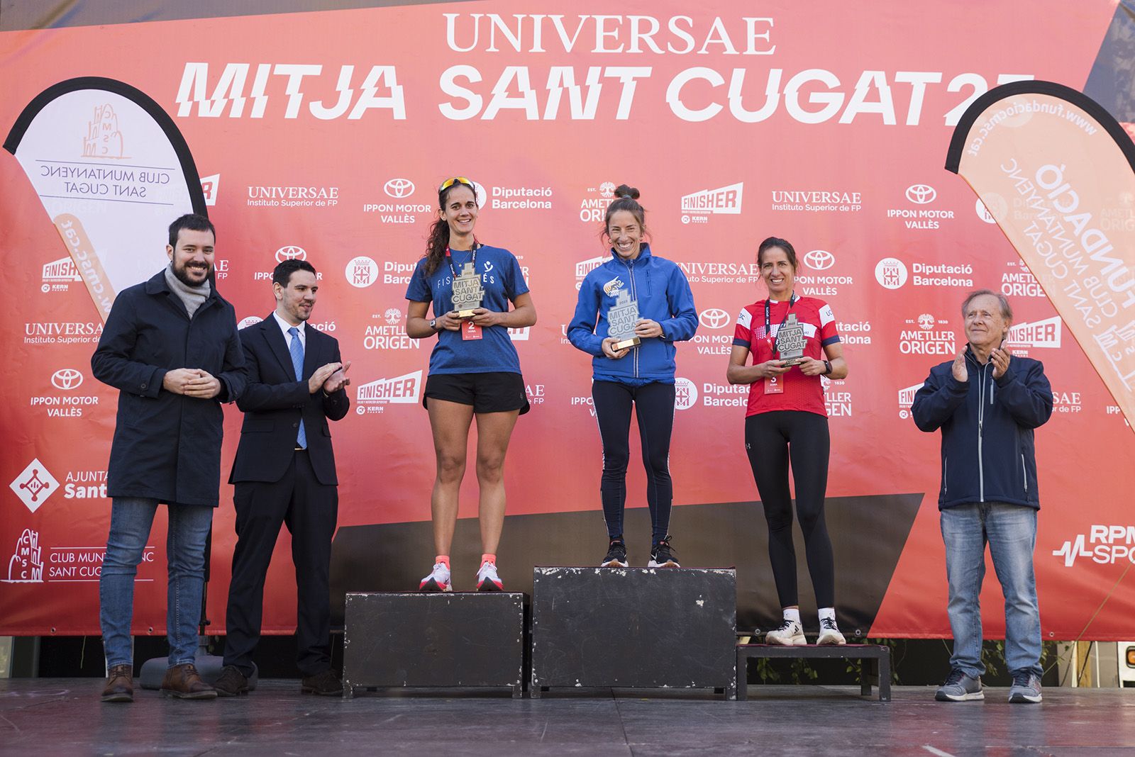 El podi femení de la cursa de 10 quilòmetres de la 37a Mitja Marató de Sant Cugat: Laia Costa (segona), Elena Fonalleras (primera) i Gemma Gregoris (tercera). FOTO: Bernat Millet