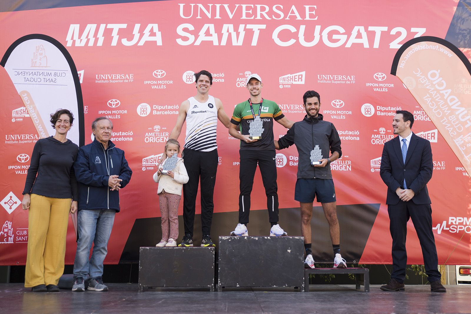 El podi masculí de la cursa de 10 quilòmetres de la 37a Mitja Marató de Sant Cugat: Víctor Ferrús (segon), Marçal Rosés (primer) i Roger Andreu (tercer). FOTO: Bernat Millet