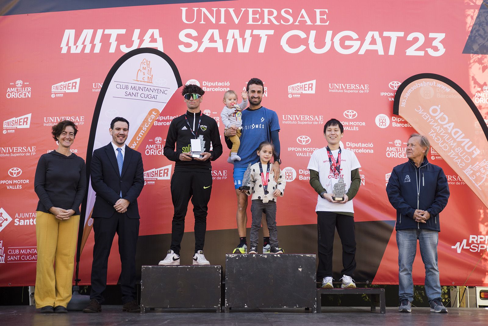 El podi masculí de la 37a Mitja Marató de Sant Cugat: Marc Guardia (segon), Pepe Díaz (primer) i Kenta Matsumoto (tercer). FOTO: Bernat Millet.