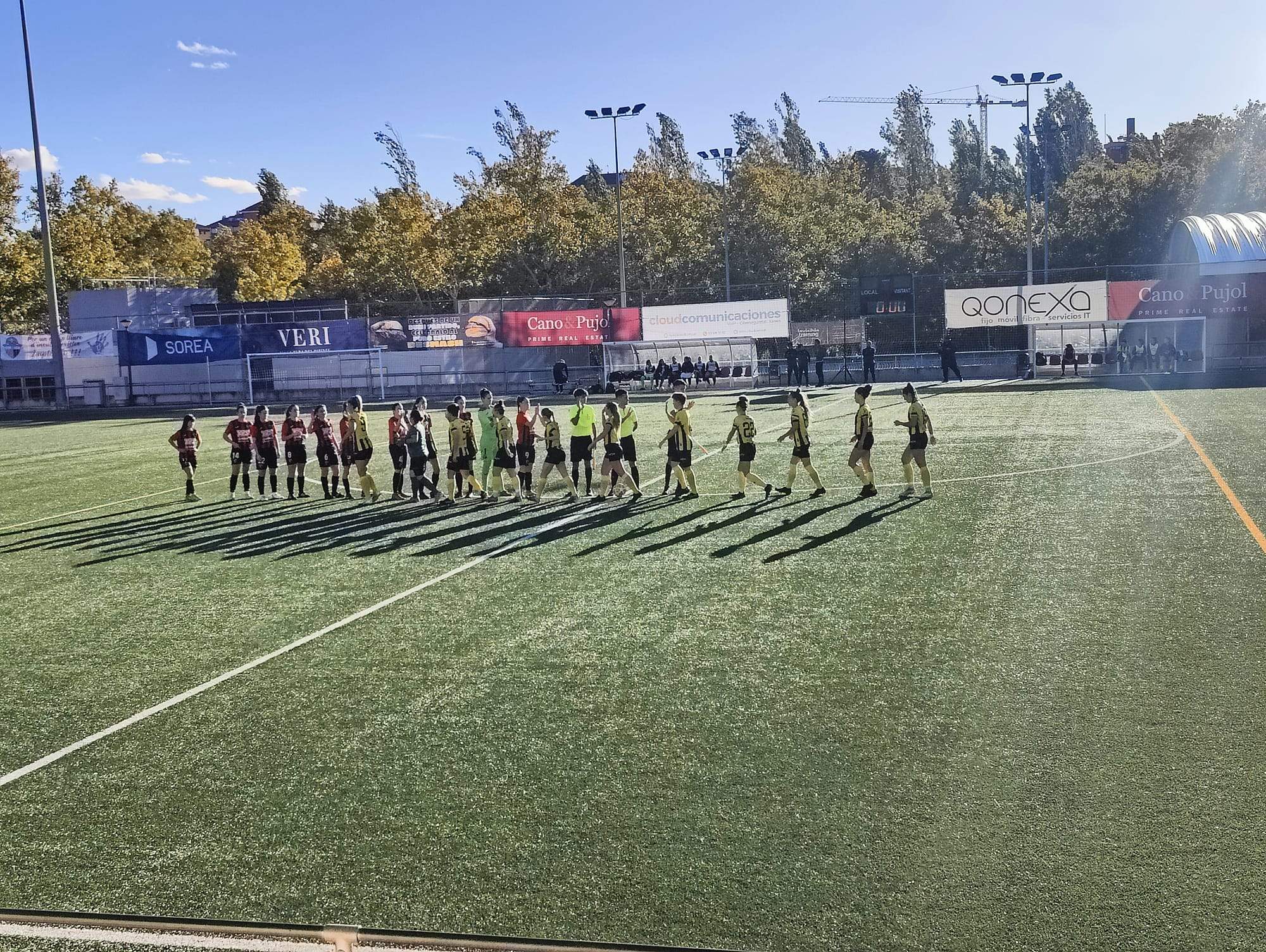 L'equip femení del Sant Cugat FC s'enfrontava a l'equip femení de l'Escola Futbol Mataró. FOTO: Eric Marco