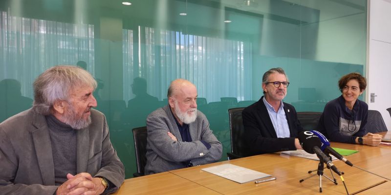 Signatura conveni donació amb Josep Canals, Barnils, Josep Maria Vallès i Núria Escamilla. FOTO: Ajuntament.