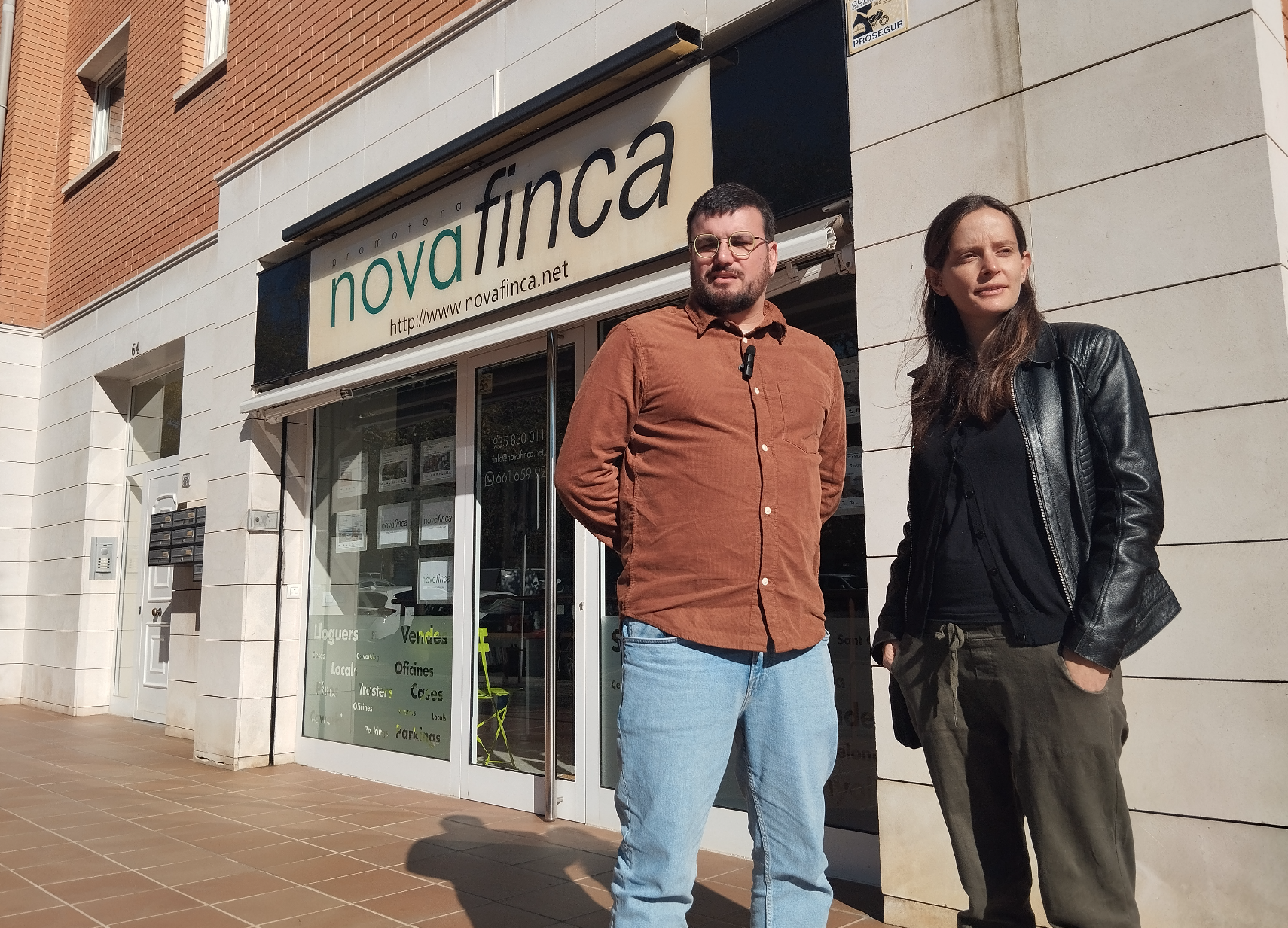 Ramon Gutiérrez i Rocío Luna, d'En Comú Podem Sant Cugat, davant de l'oficina de Nova Finca a Sant Cugat FOTO: TOT