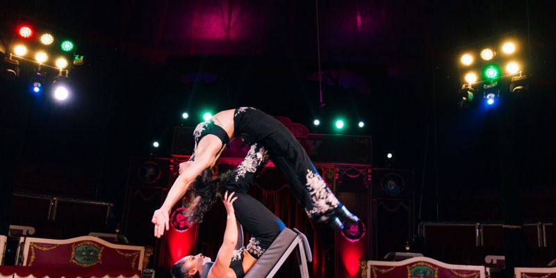 Una de les acrobàcies del nou espectacle del Circ històric Raluy a Sant Cugat per tornar als orígens del cirs. FOTO: Cedida