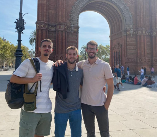 Martí, Rafa i Pol, els tres santcugatencs absolts, després de ser detinguts pels Mossos d'Esquadra en una manifestació. FOTO: Cedida