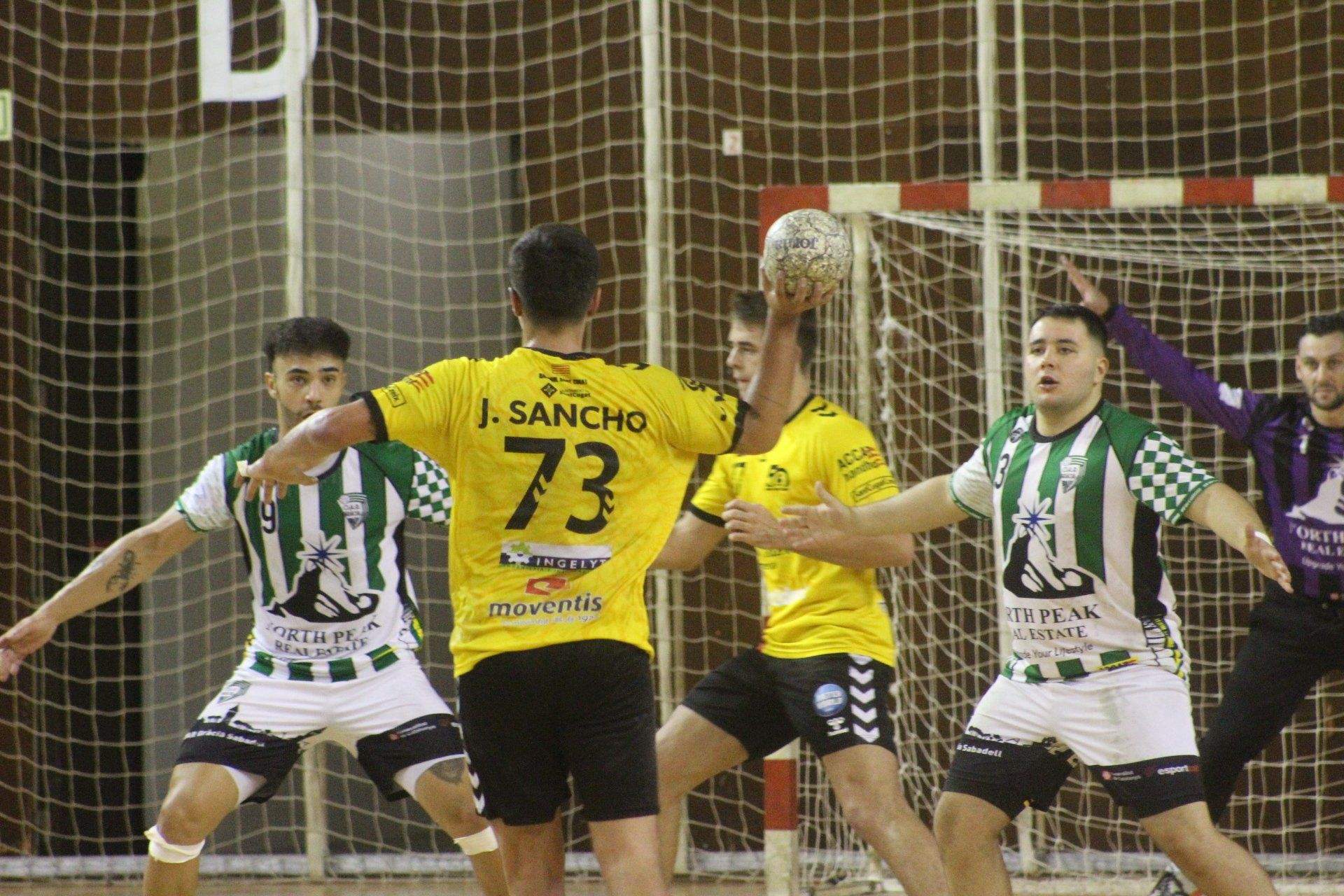 L'Handbol Sant Cugat guanya a casa contra el líder del grup, l'OAR Gràcia Sabadell. FOTO: Handbol Sant Cugat