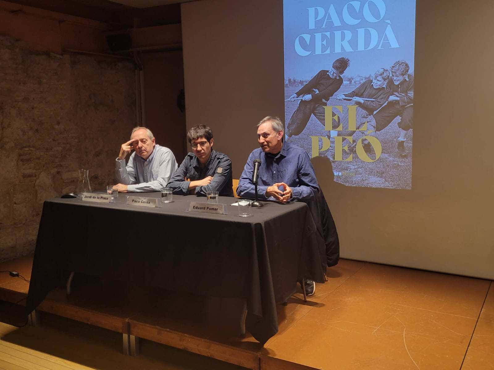 D'esquerra a dreta: el president del Club d'Escacs Sant Cugat, Jordi de la Plaza, l'escriptor Paco Cerdà i el fill de l'escaquista, Eduard Pomar FOTO: Cedida