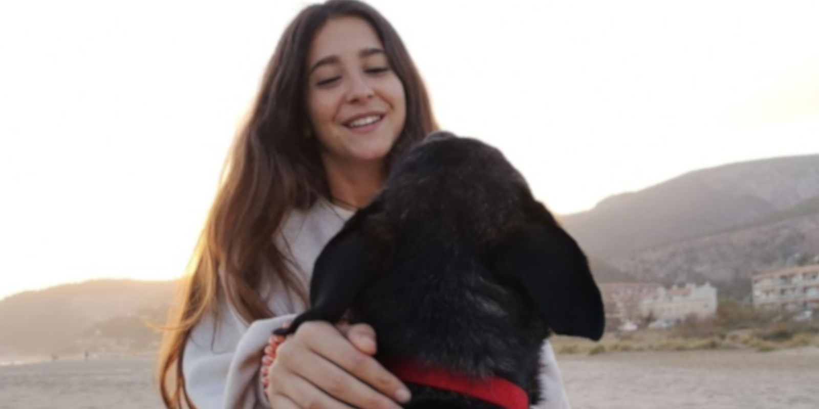 Ariadna i Kronk, cofundadors de Amigos del Kronk, ensinistrament de gossos a Sant Cugat. FOTO: Cedida