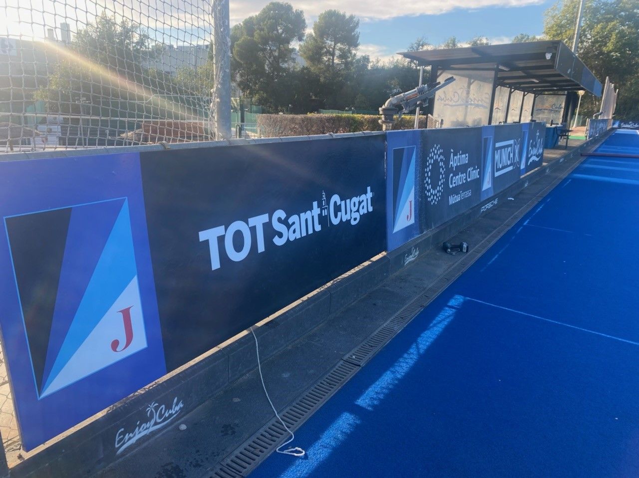 Pancarta del TOT en les instal·lacions del Junior FC. FOTO: Cedida