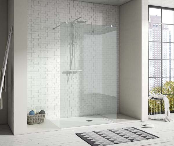 Plats de dutxa antilliscants en un dels banys de disseny que pot instal·lar Bañodecor. FOTO: Cedida