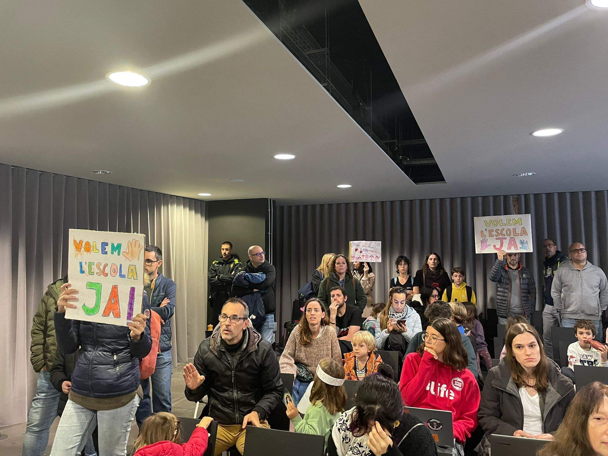 Famílies de La Mirada a l'audiència pública del Ple. Foto: arxiu.