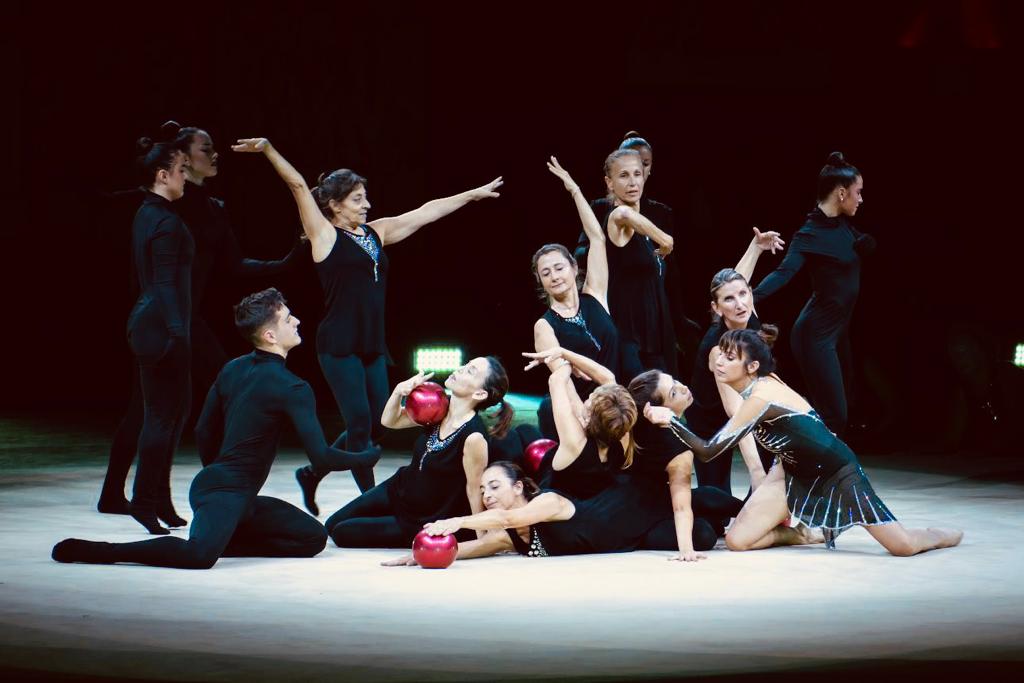 L'equip de veteranes de gimnàstica rítmica del Club Muntanyenc Sant Cugat durant la gala de clausura de l'Euskalgym. FOTO: Cedida