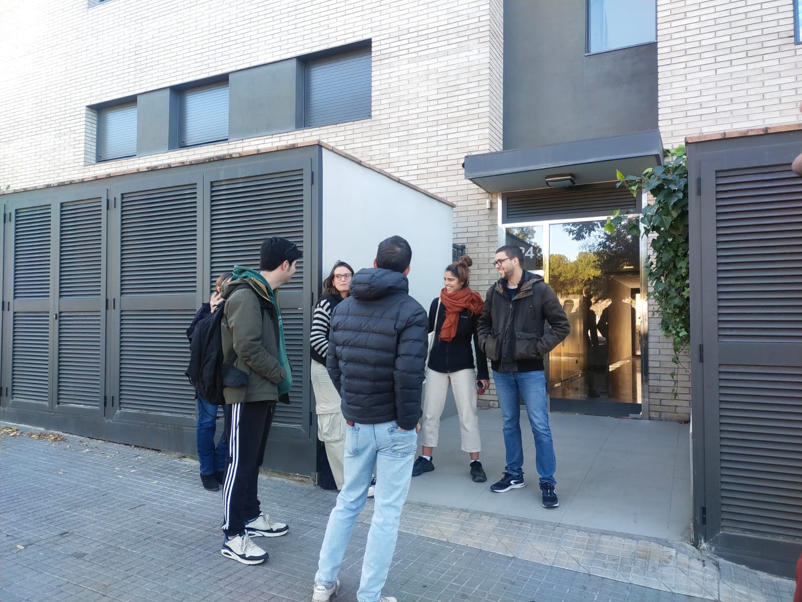 Algunes persones del Sindicat de Llogateres concentrades davant de l'habitatge. FOTO: Nielo Ballart