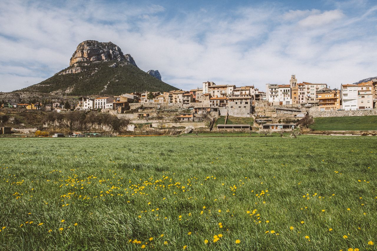 El poble d'Organyà, origen dels embotits de qualitat que aterren a Sant Cugat, amb la muntanya de Santa Fe de fons. FOTO: Cedida