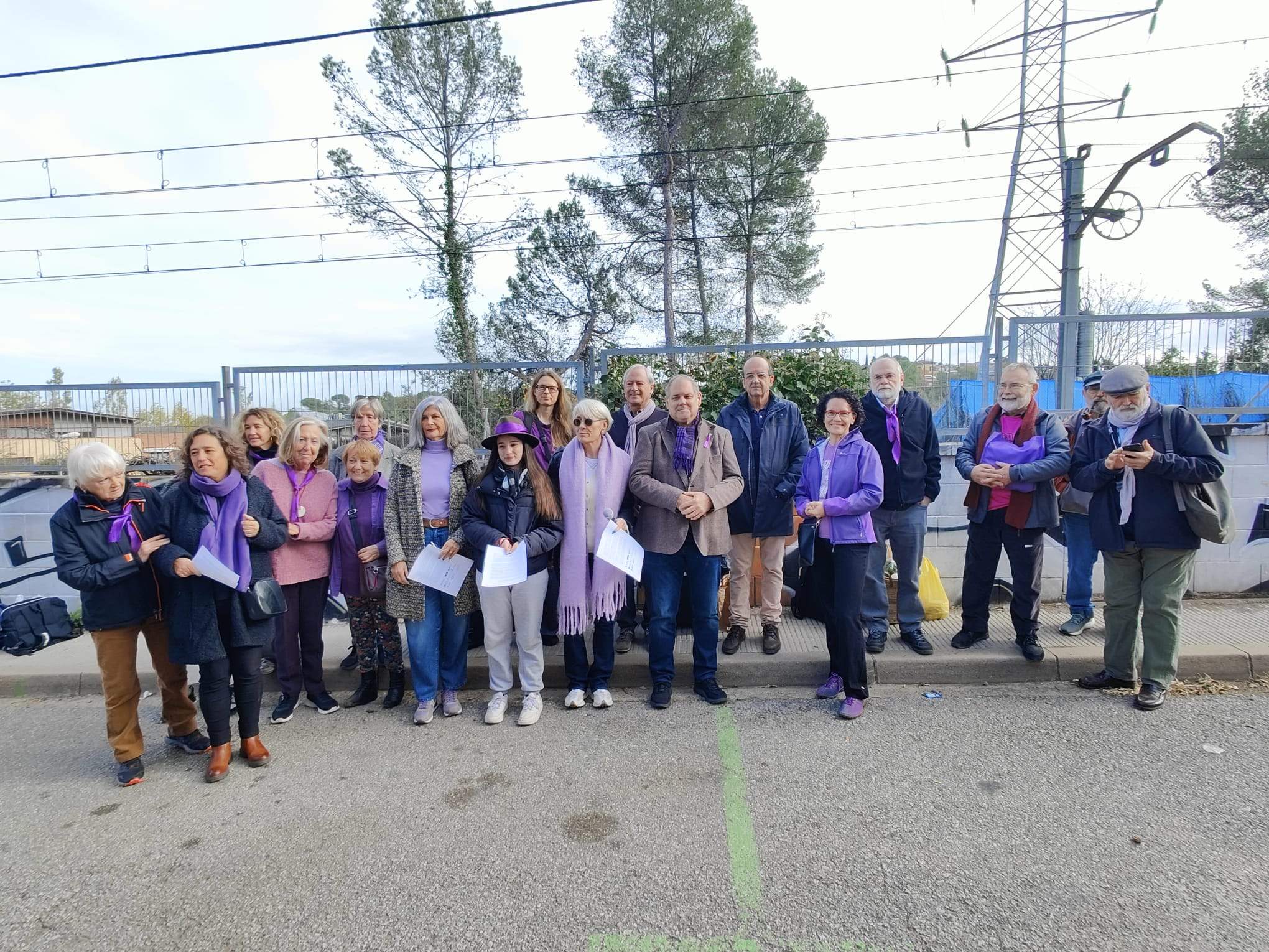 L'Entitat Municipal de Valldoreix ha llegit un manifest durant el mercadet del municipi. FOTO: Eric Marco
