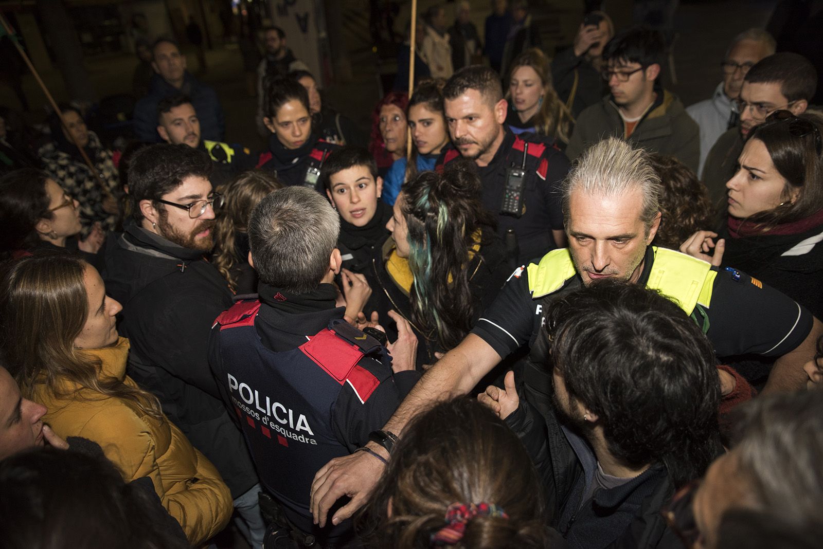 Moment de la identificació d'una de les manifestants les violències masclistes del 25-N. FOTO: Bernat Millet.