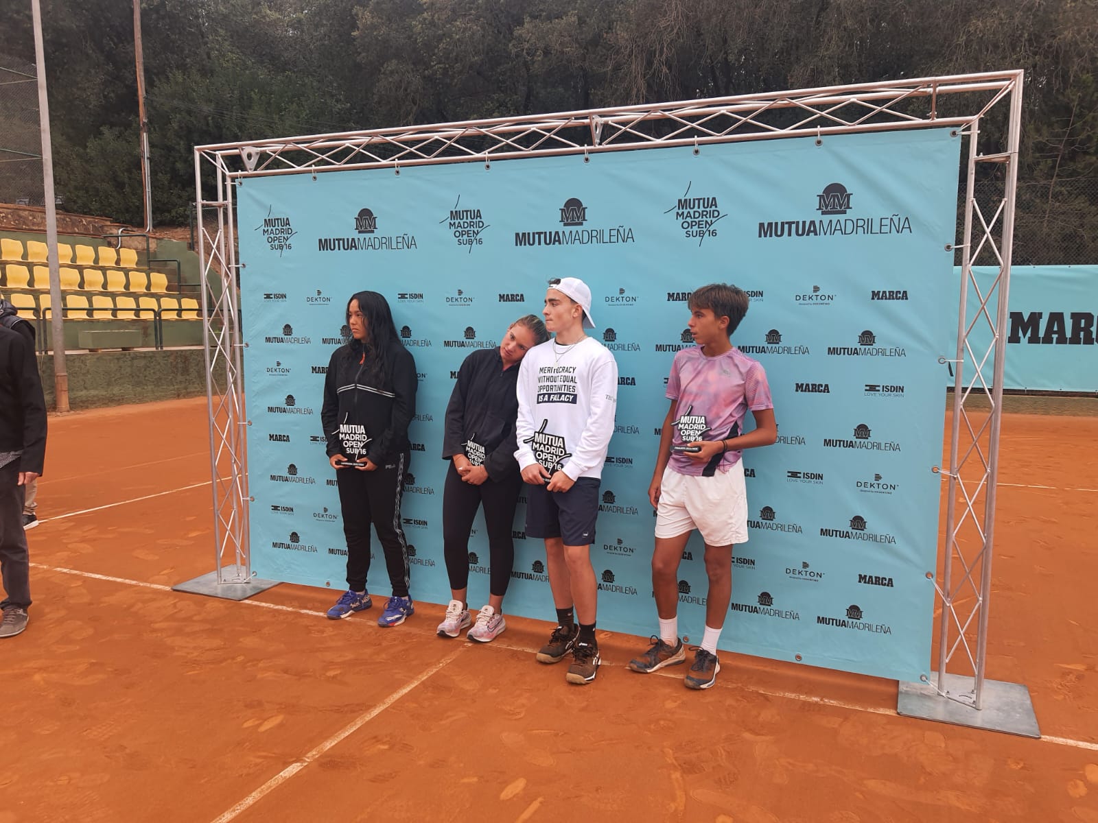 D'esquerra a dreta: Yleymi Luciana Muelle, Carlota Garcia, Eudald Gonzalez i Roberto Pérez. FOTO: Club Esportiu Valldoreix